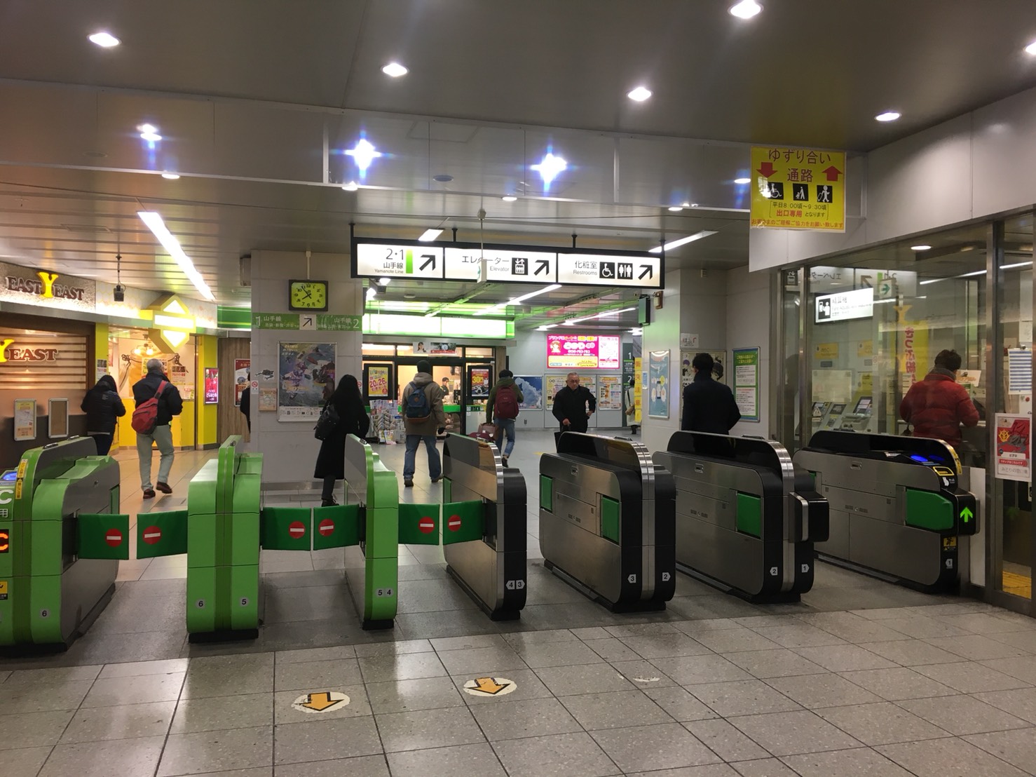 夜の大塚駅の改札