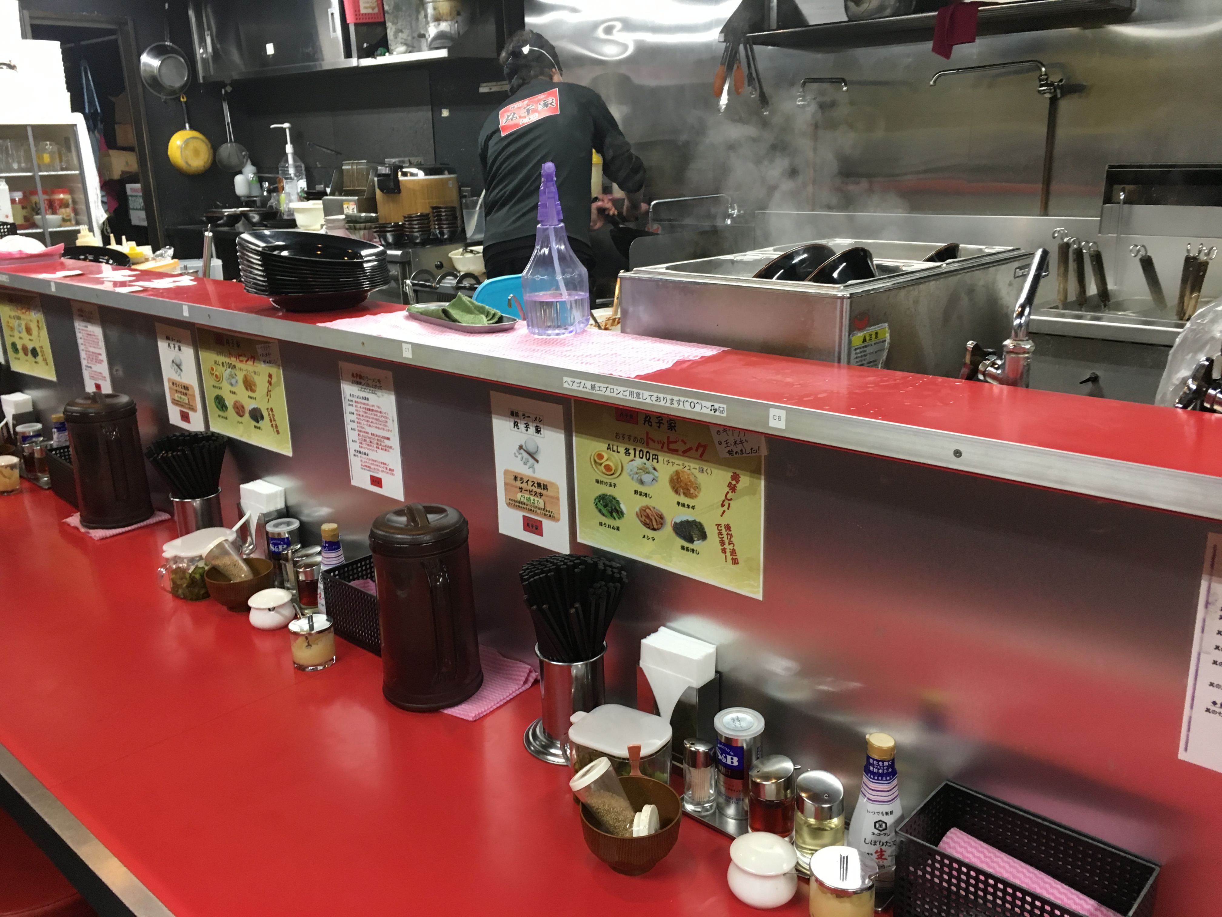 「横浜家系ラーメン 丸子家 大塚店」のカウンター席