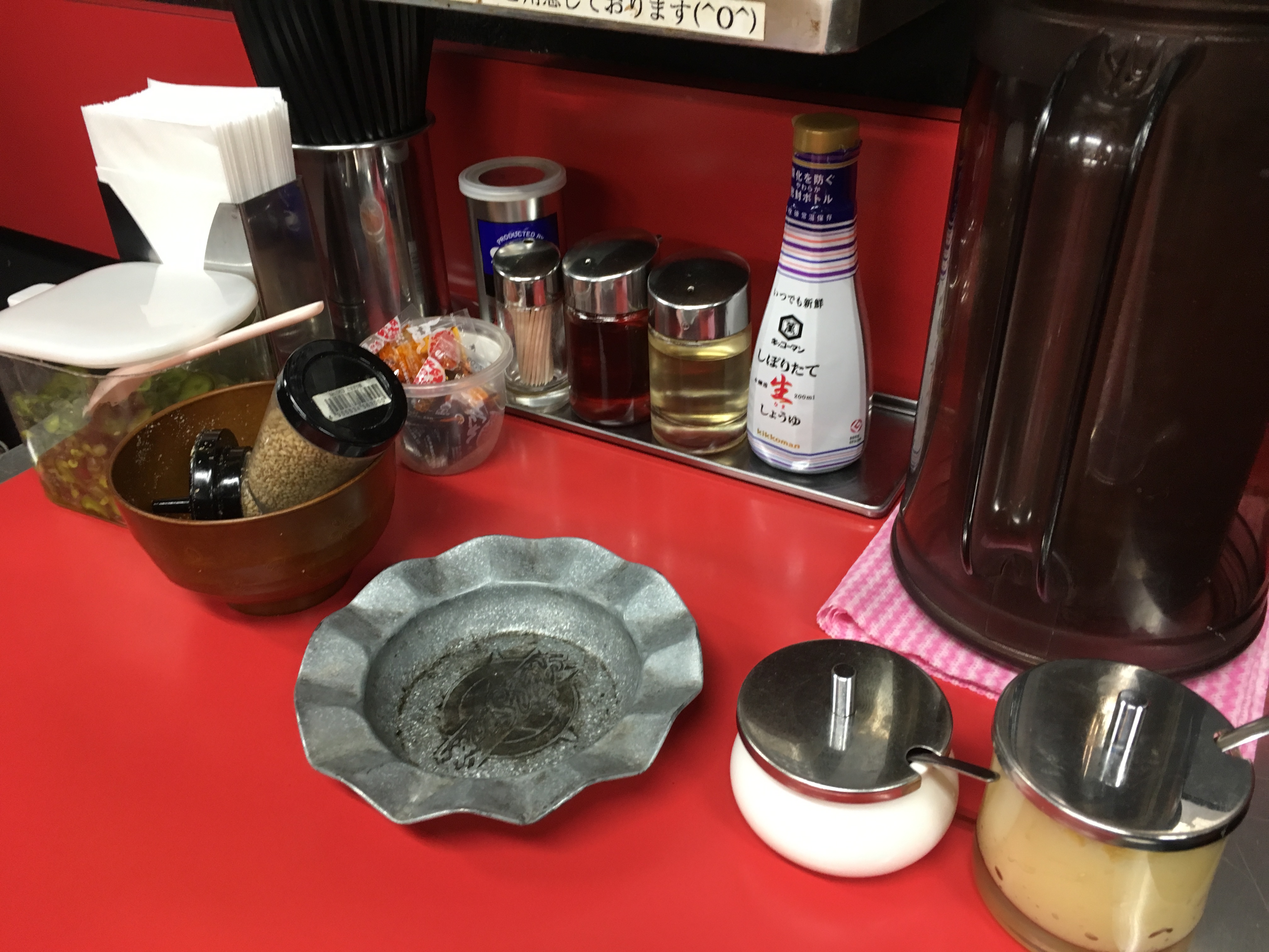 「横浜家系ラーメン 丸子家 大塚店」のテーブル