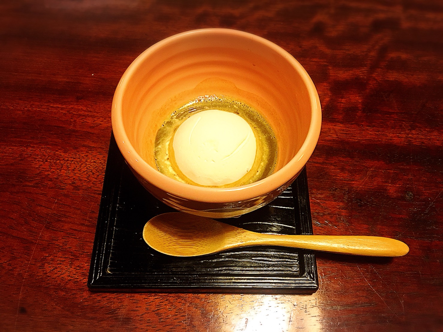 新宿の「かに道楽」のカニしゃぶ会席冬景色のほうじ茶掛けアイス
