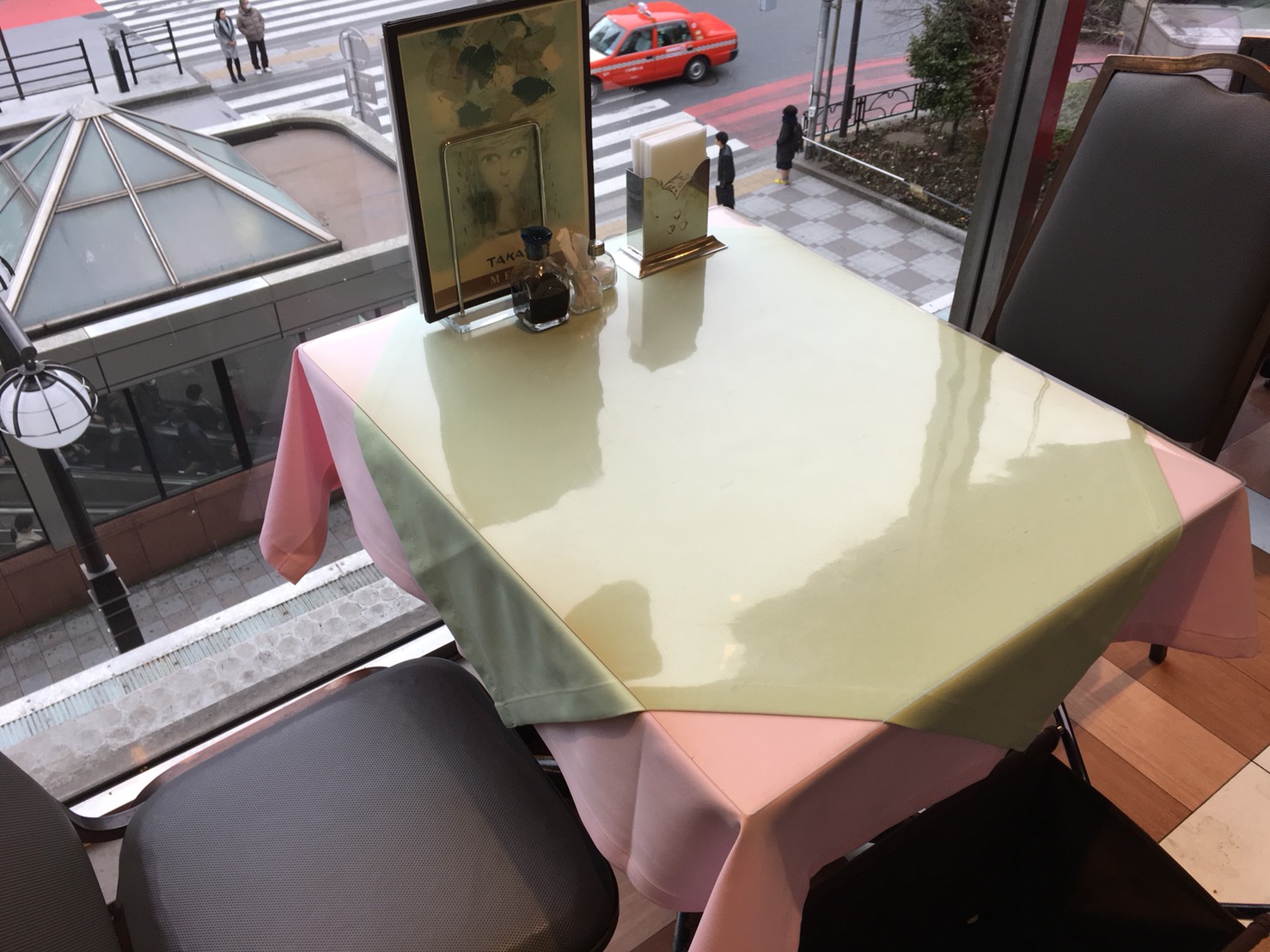 池袋の名店「タカセ 池袋本店」3階レストランのテーブル