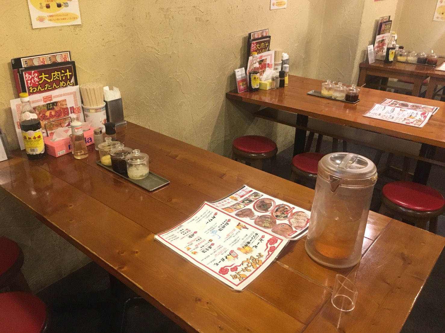 金曜日ワンタン増量の日を狙え!「広州市場 大塚店」のテーブル