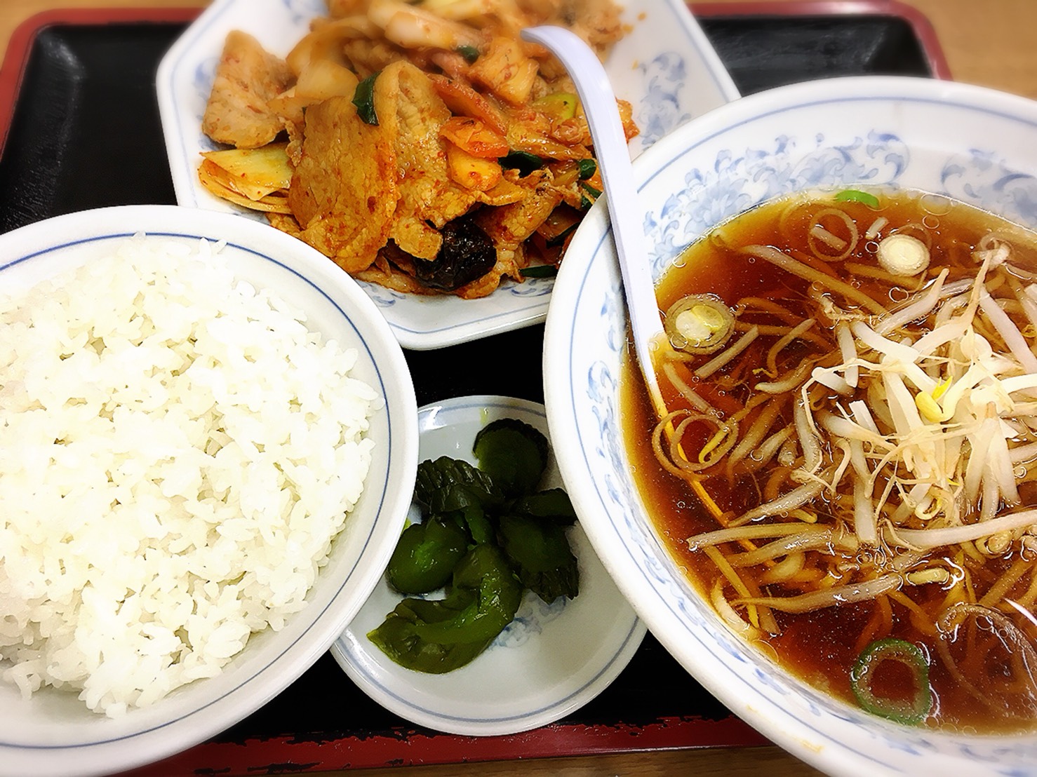 あなどれない...!ニラそばにハマった「福しん 大塚南店」の豚キムチ定食におともラーメン