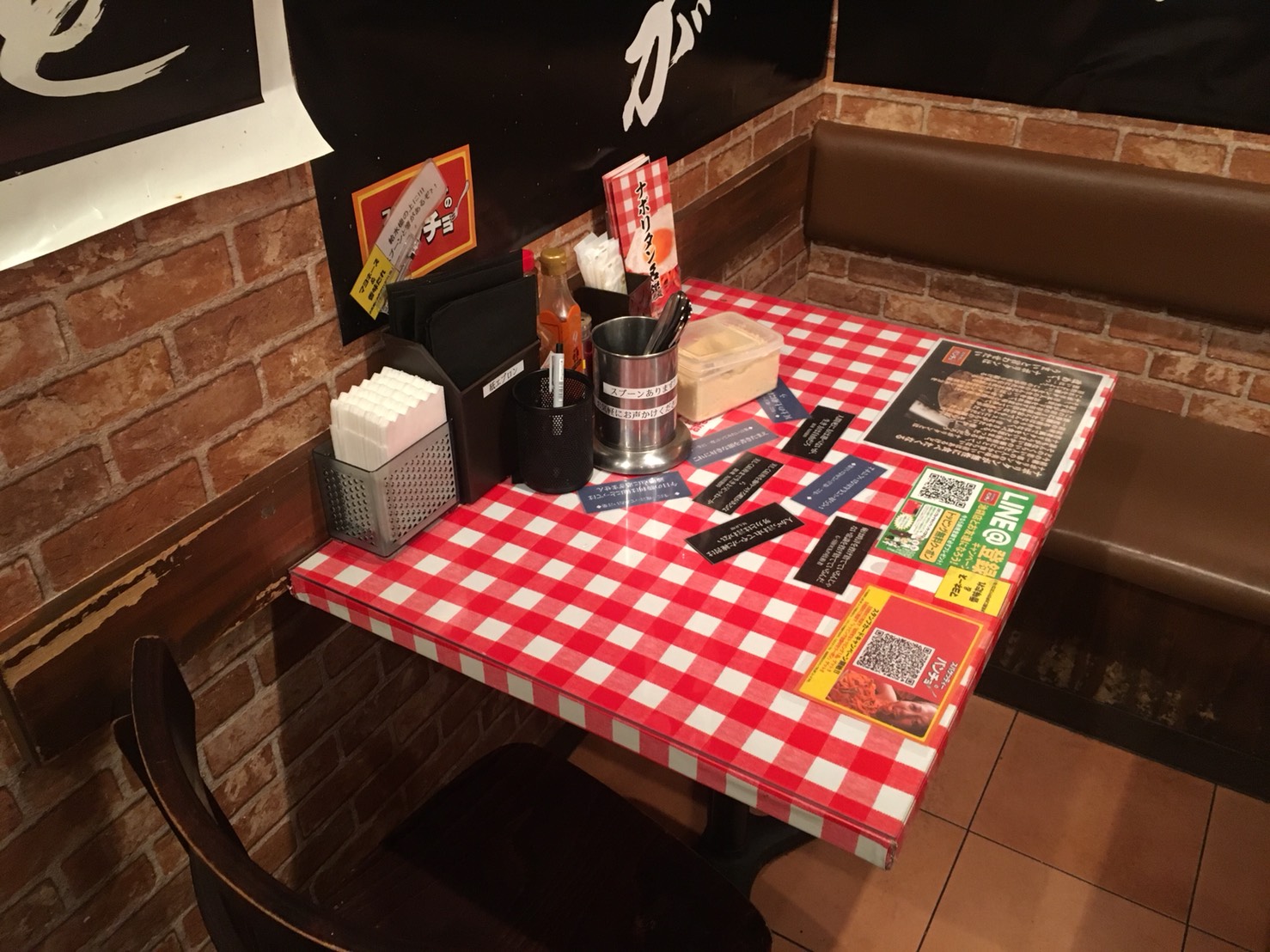 激盛りナポリタン「パンチョ 池袋店」のテーブル席