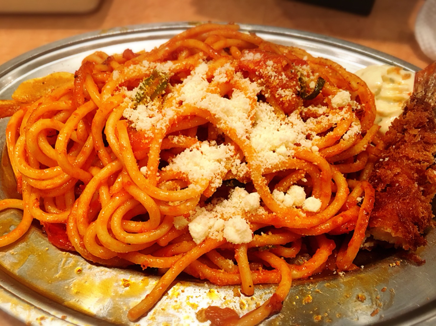 激盛りナポリタン「パンチョ 池袋店」のナポリタンにパルメザンチーズ