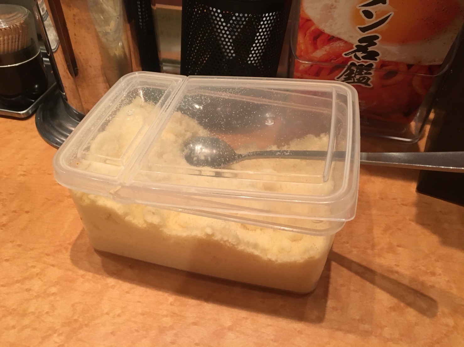 激盛りナポリタン「パンチョ 池袋店」のテーブル調味料1