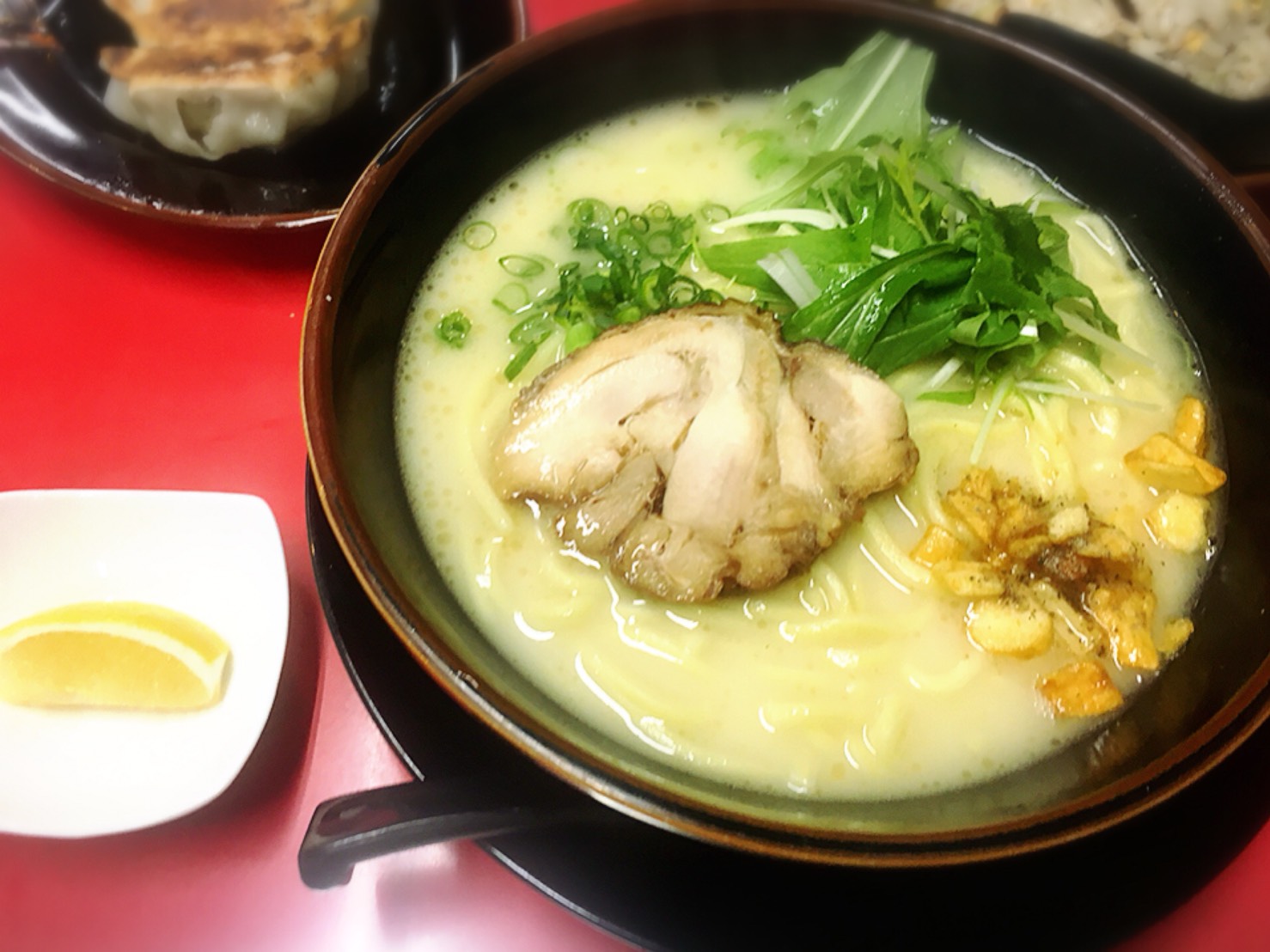 【大塚駅】「横浜家系ラーメン 丸子家 大塚店」の極鶏が染みる〜。レモン入れるの最高! 【大塚駅】「横浜家系ラーメン 丸子家 大塚店」の極鶏が染みる〜。レモン入れるの最高!