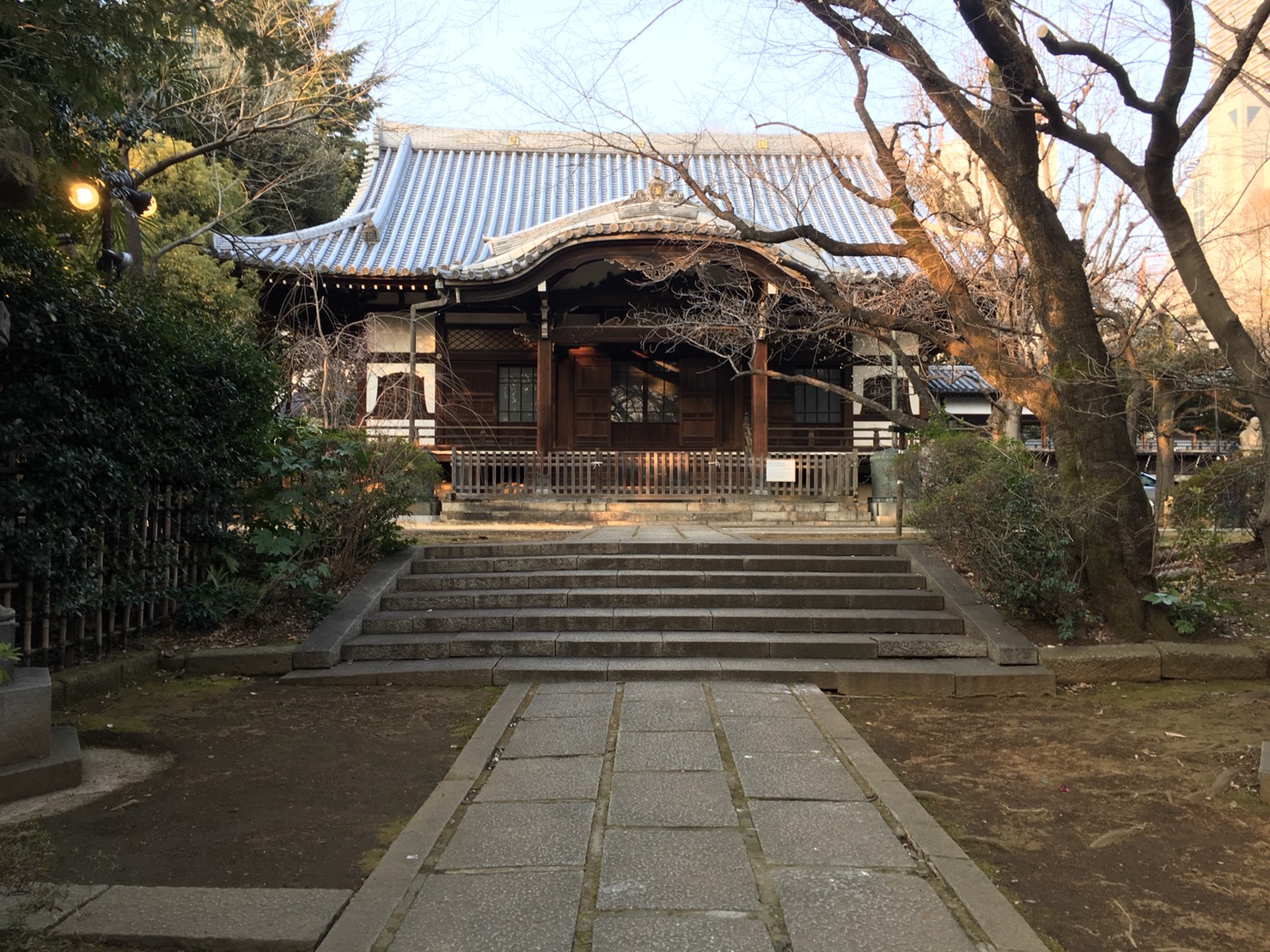 猫地帯の法明寺(ほうみょうじ)の本堂