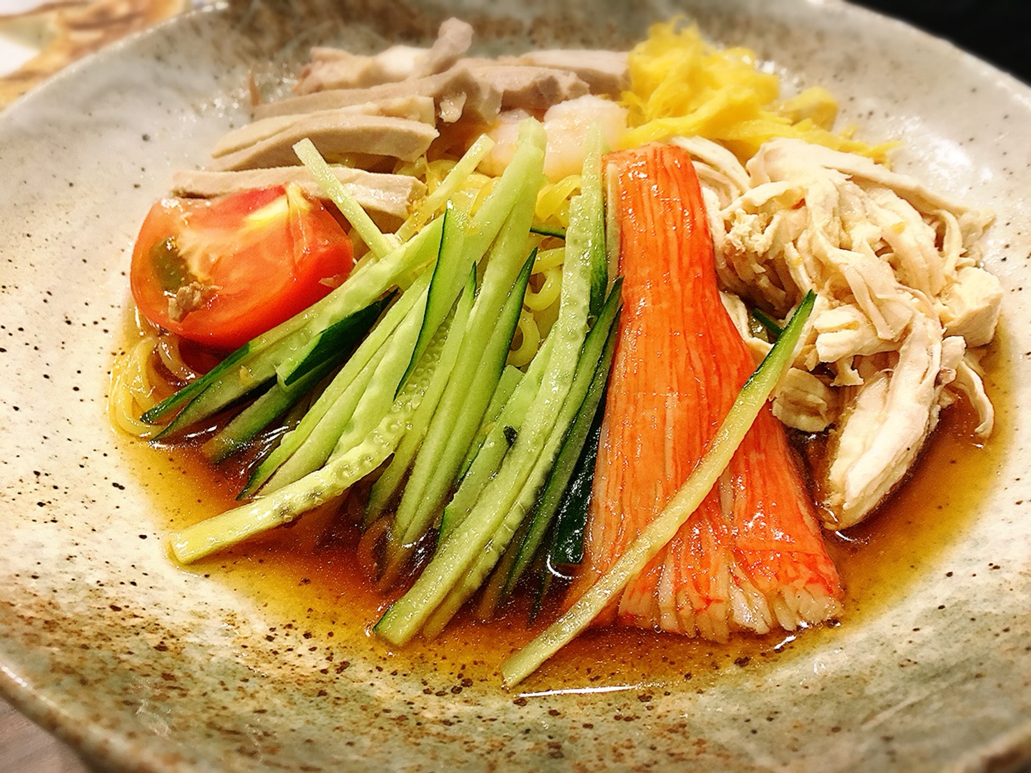 【池袋駅】餃子ファンがうなる特大激ウマ餃子を「開楽」での冷やし中華