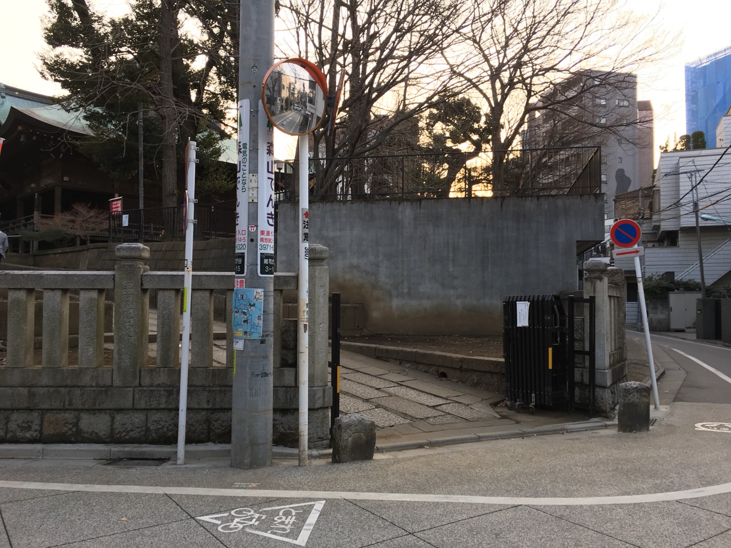 猫地帯の法明寺(ほうみょうじ)に近い鬼子母神入口