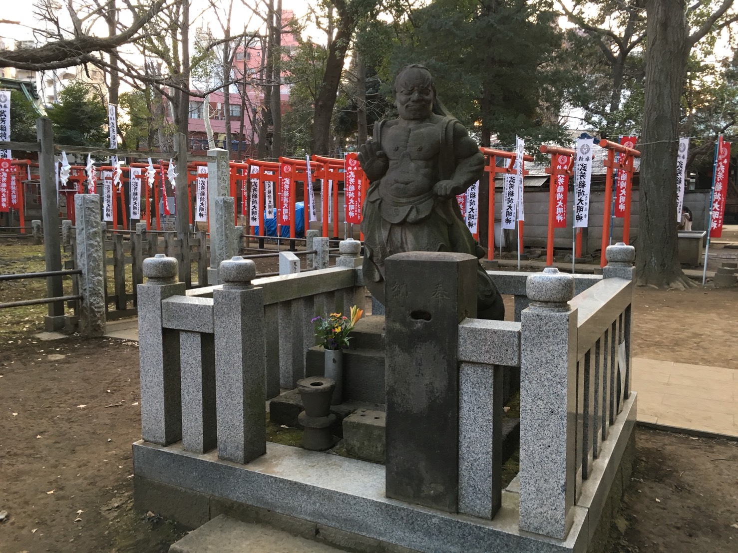 猫地帯の法明寺(ほうみょうじ)の仁王像