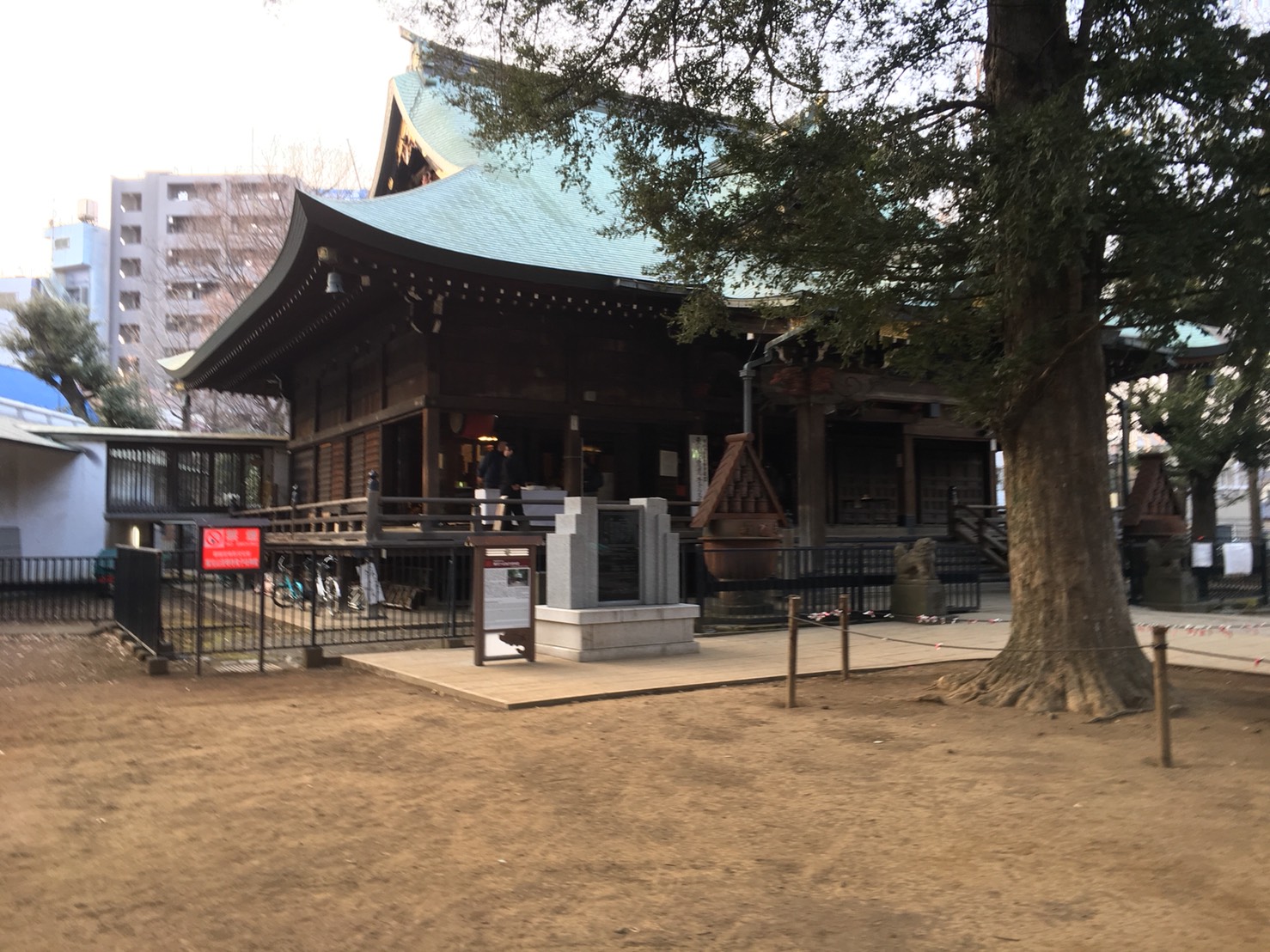 猫地帯の法明寺(ほうみょうじ)の鬼子母神堂前を別の角度から