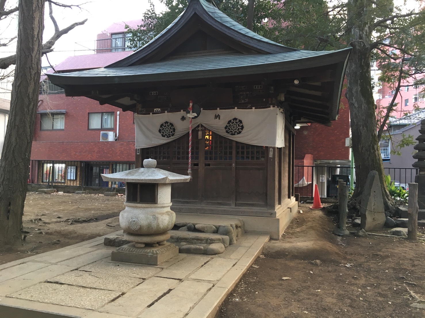 猫地帯の法明寺(ほうみょうじ)の法不動堂