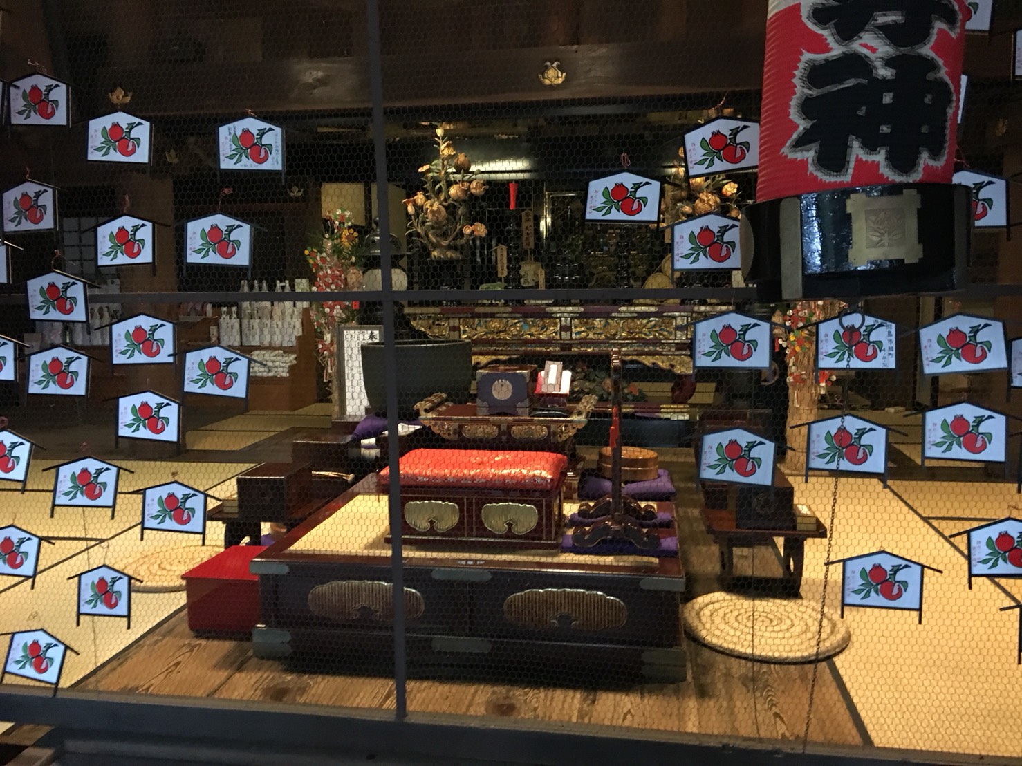 猫地帯の法明寺(ほうみょうじ)の鬼子母神堂堂内
