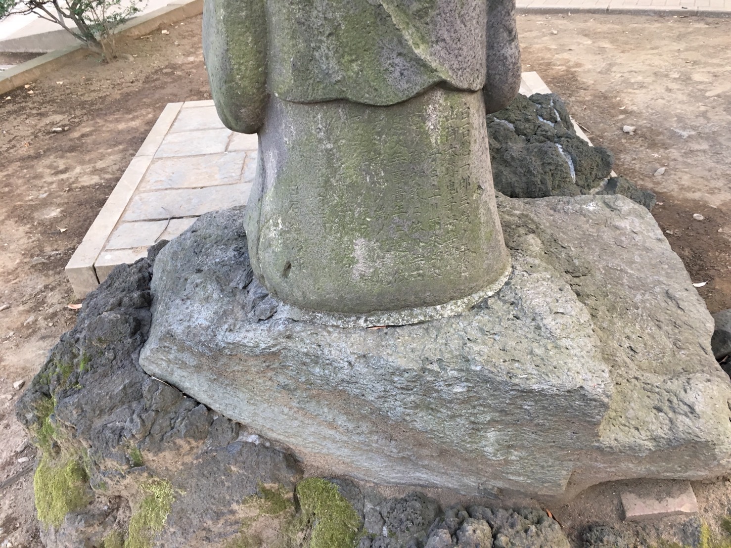 猫地帯の法明寺(ほうみょうじ)の鬼子母神像の裏