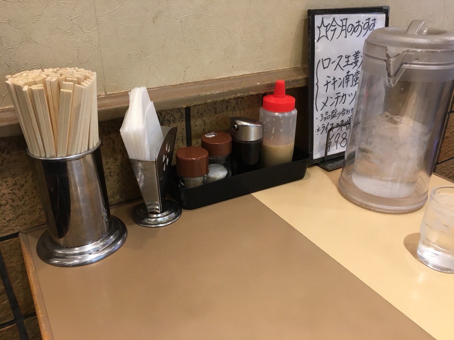 【大塚駅】安い!多い!飽きない!美味しい!「キッチンABC 南大塚店」のテーブル