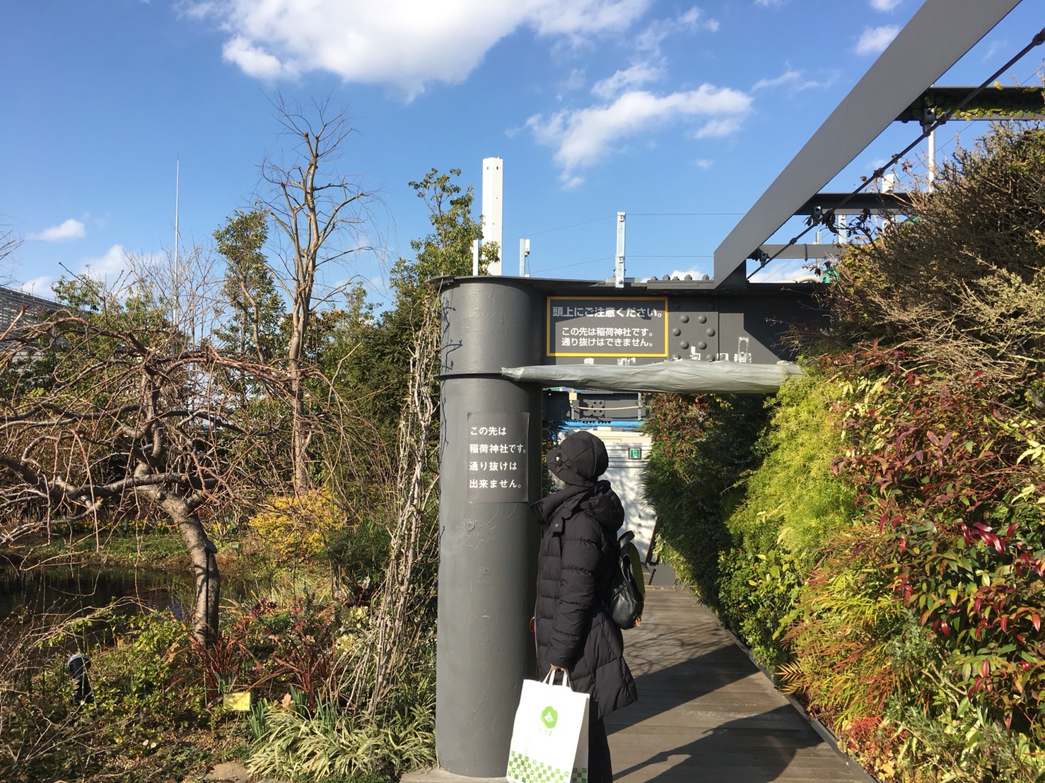 西武池袋本店の空中庭園の伏見稲荷神社へ入る道