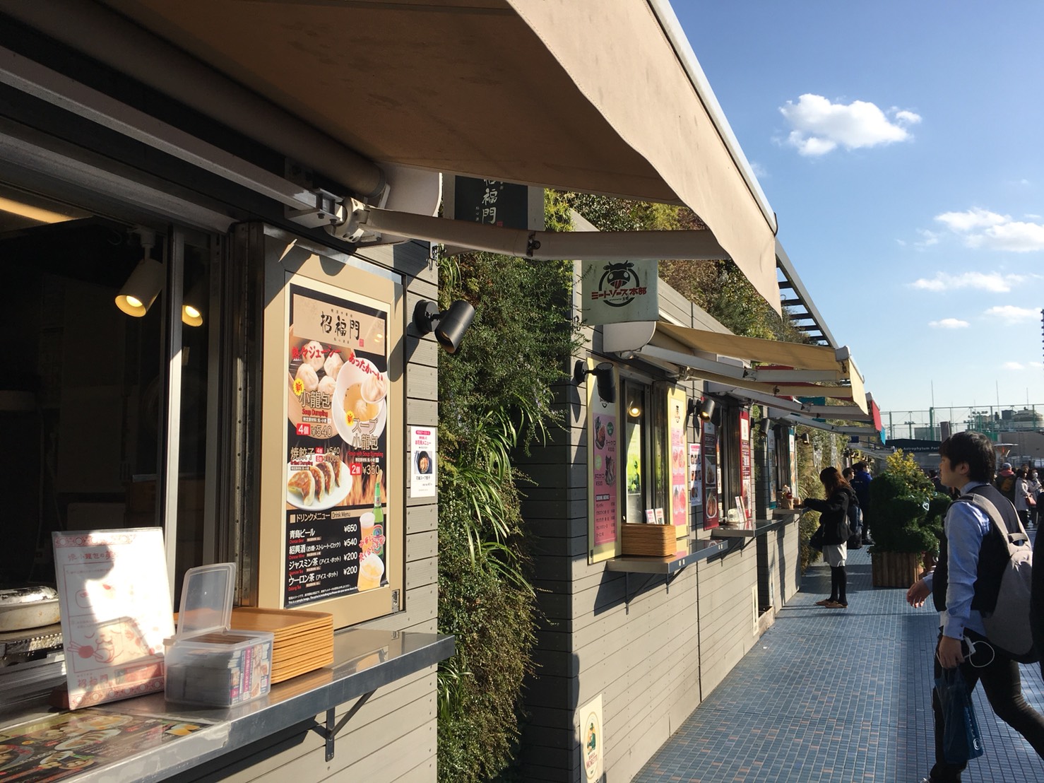 西武池袋本店の空中庭園のフードカートエリア