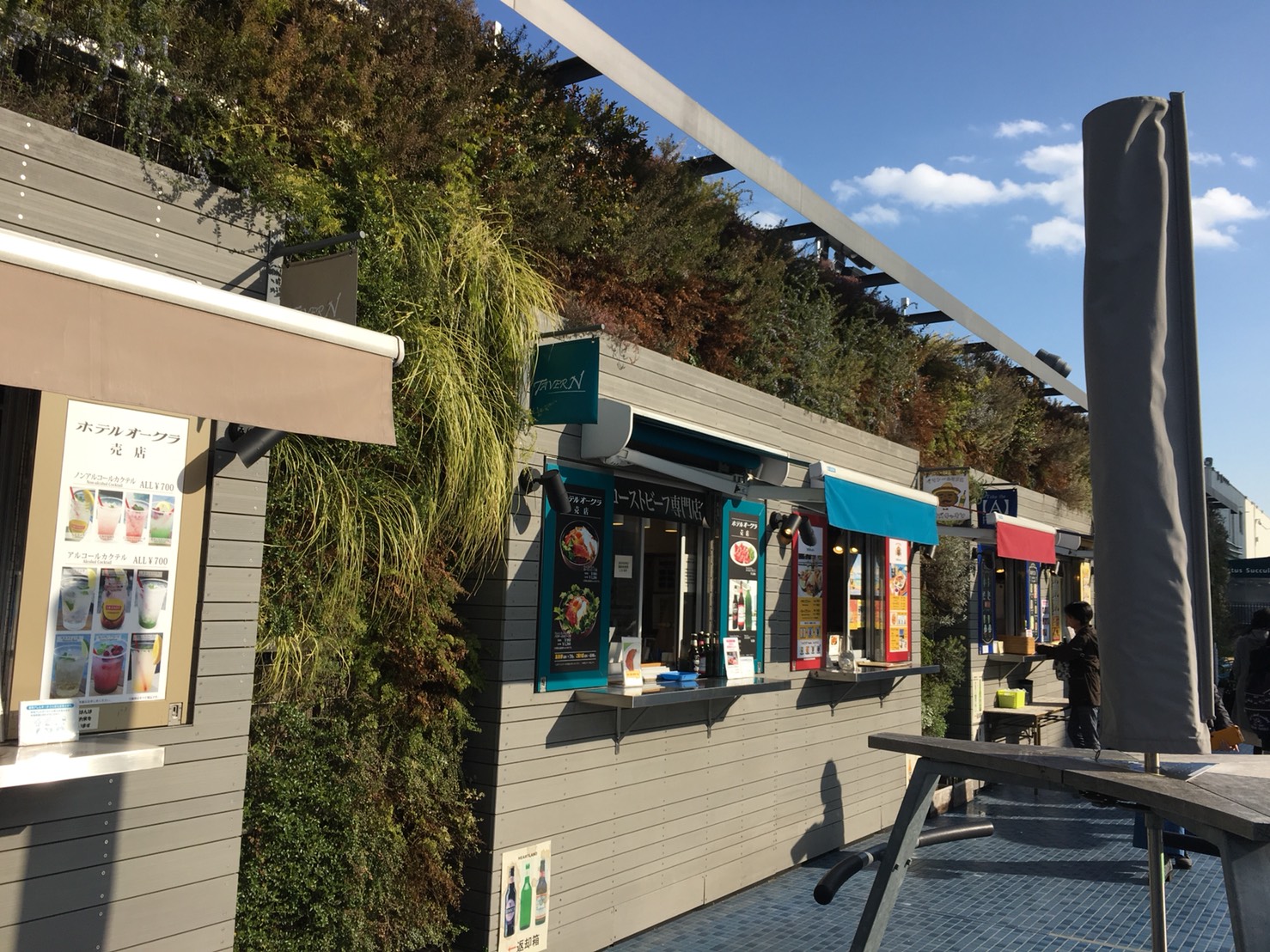西武池袋本店の空中庭園のフードカートエリア