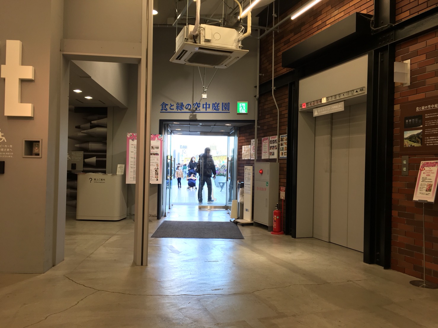 西武池袋本店の空中庭園へ出るロフト横の出入り口