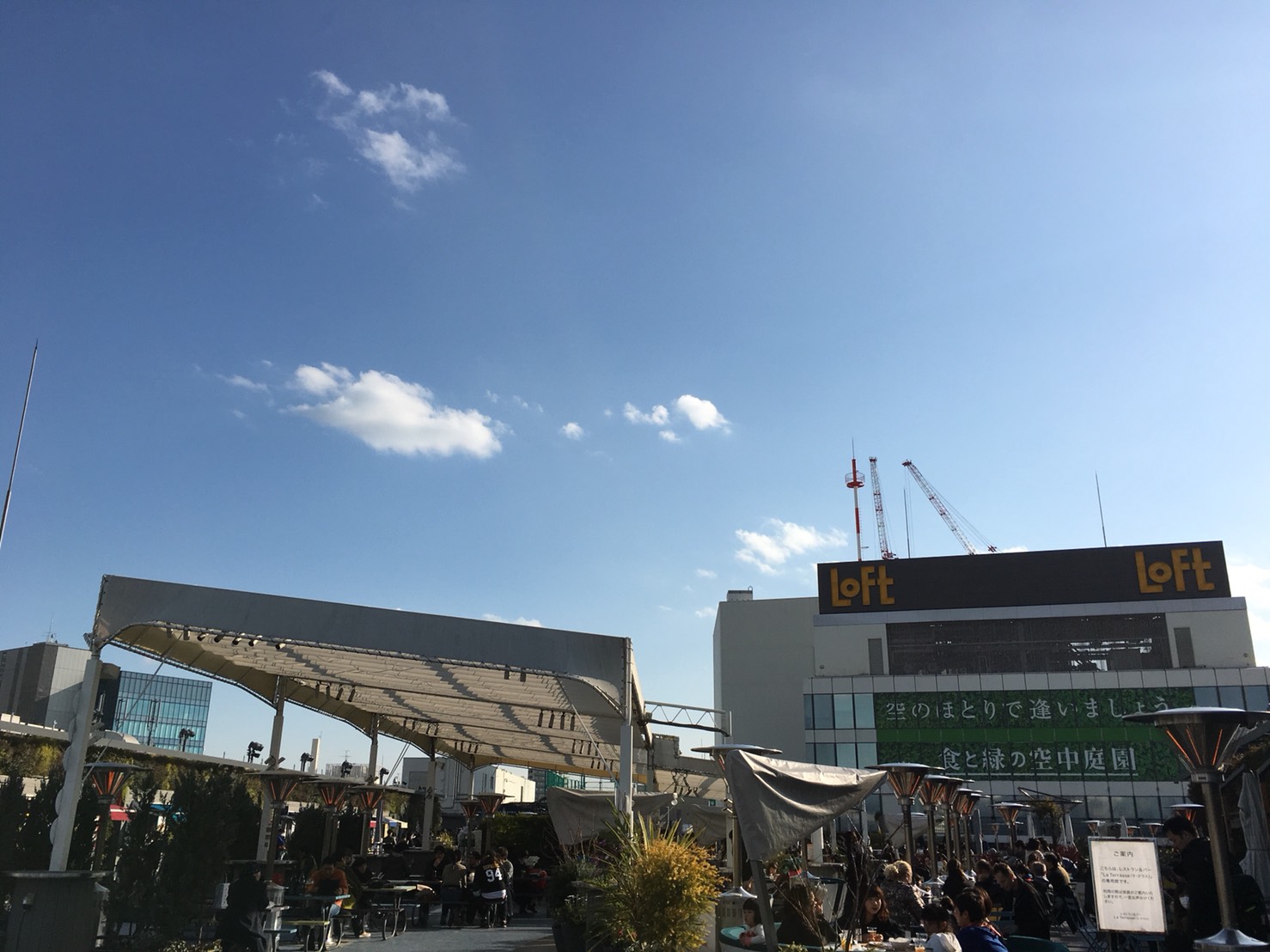 西武池袋本店の空中庭園のフードカートエリア