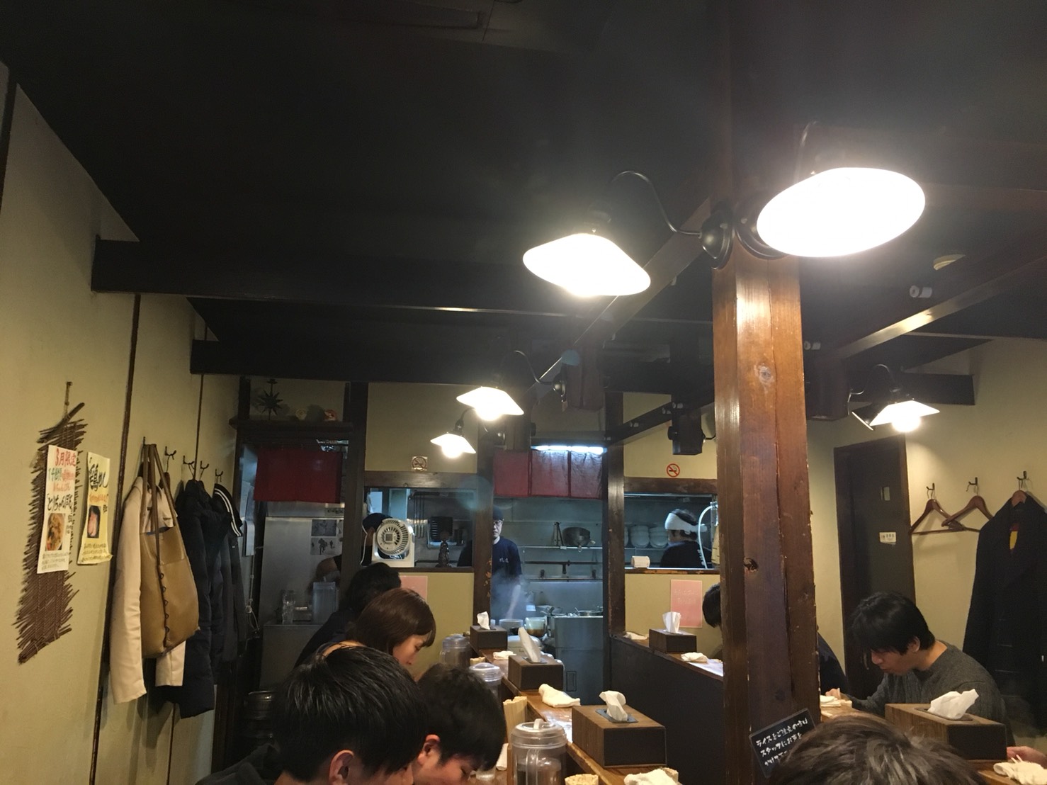 池袋で人気の濃厚鶏白湯ラーメン「鶏の穴」の店内