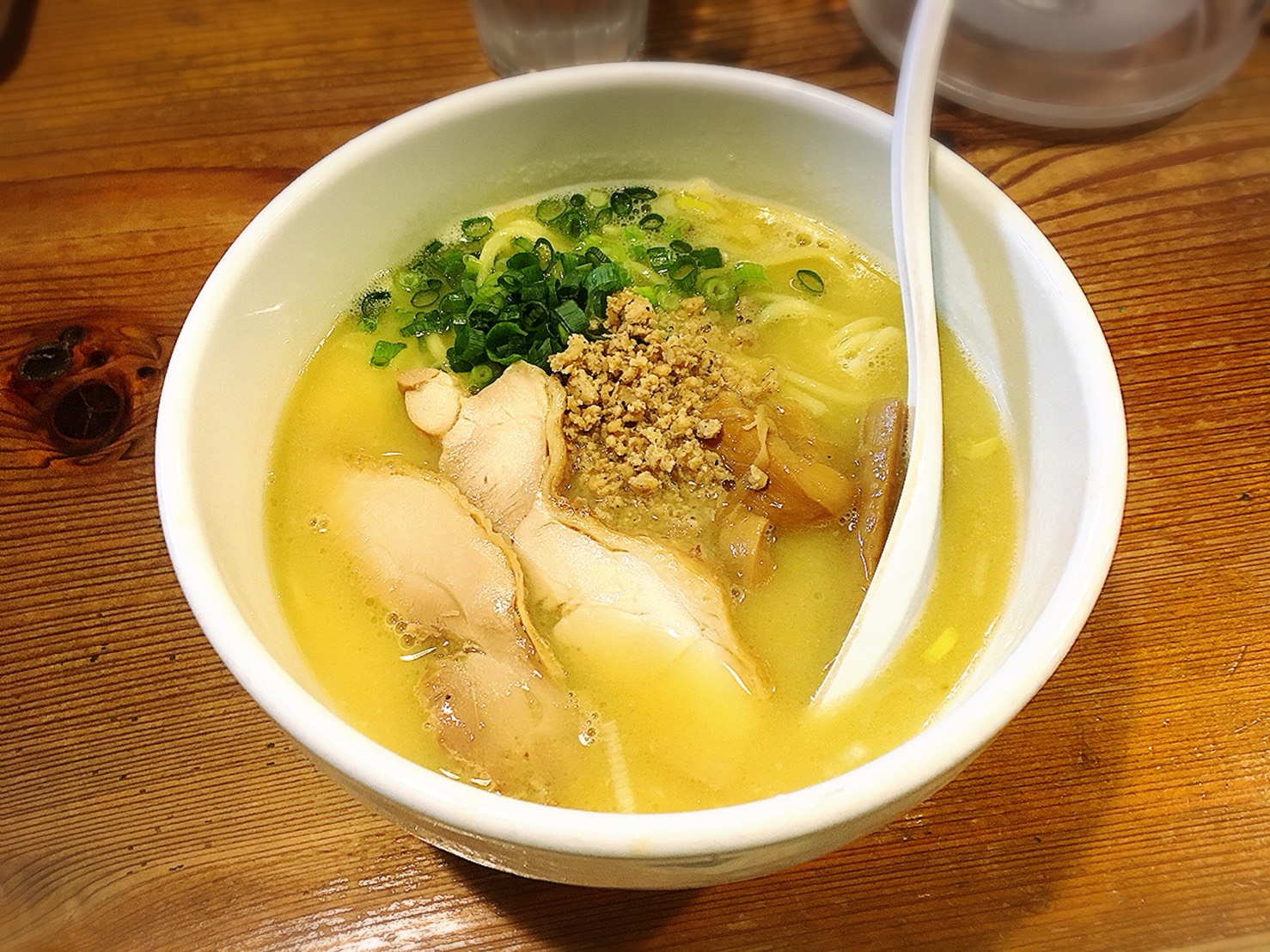 【池袋駅】人気の濃厚鶏白湯ラーメン「鶏の穴 池袋店」上品で落ち着く味:) 【池袋駅】人気の濃厚鶏白湯ラーメン「鶏の穴 池袋店」上品で落ち着く味:)