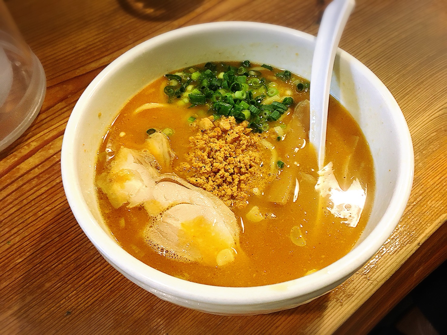 池袋で人気の濃厚鶏白湯ラーメン「鶏の穴」の赤鶏ラーメン