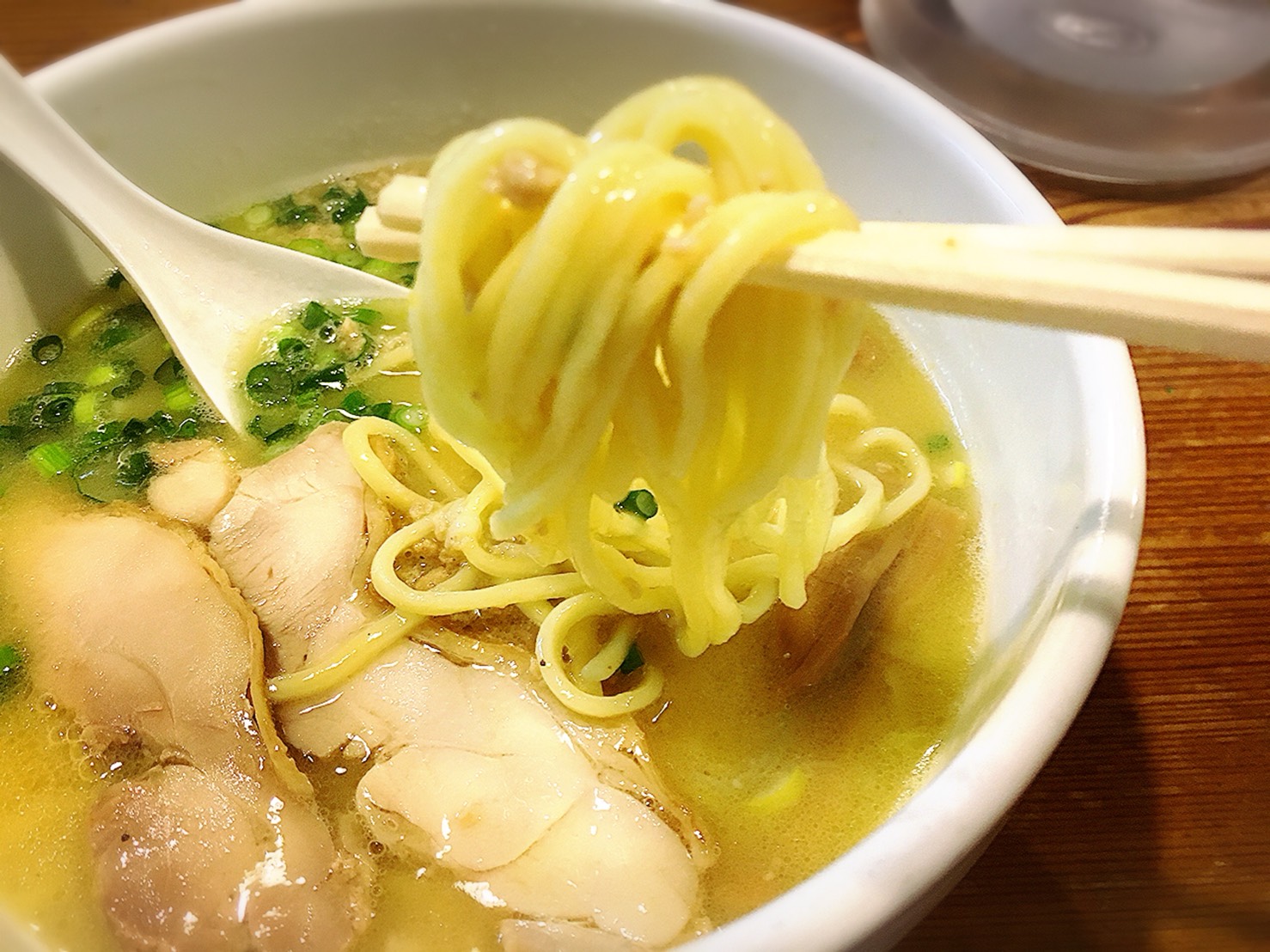 池袋で人気の濃厚鶏白湯ラーメン「鶏の穴」の白鶏ラーメン