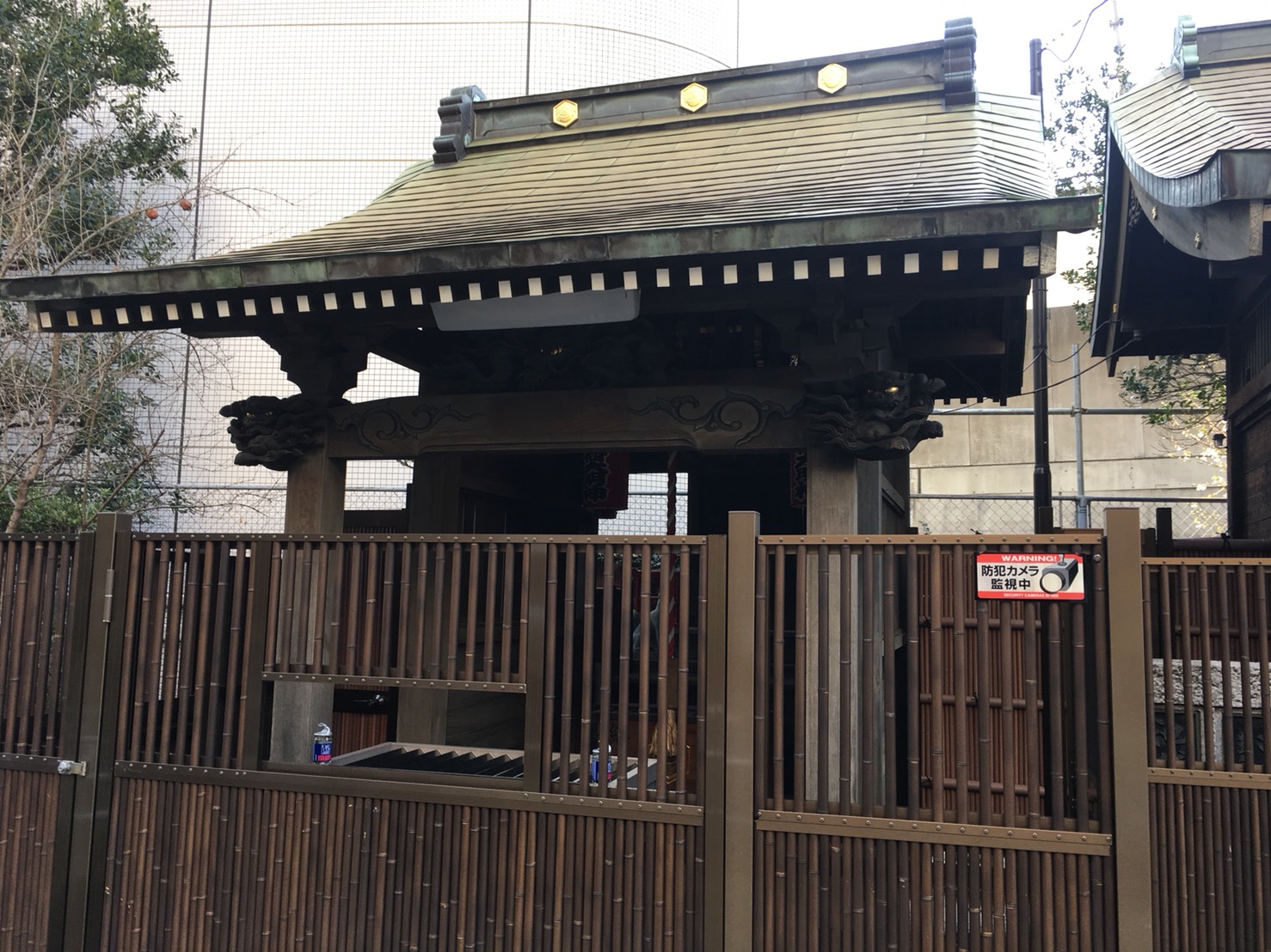 【池袋駅】春爛漫!桜を見に行こう!池袋東口の満開コースの池袋駅前公園の四面塔尊1