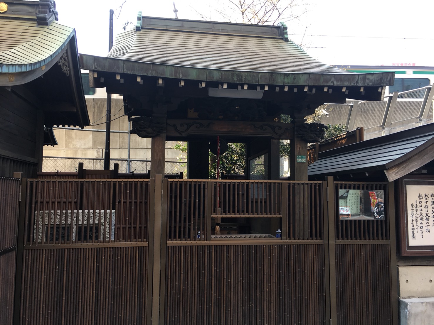【池袋駅】春爛漫!桜を見に行こう!池袋東口の満開コースの池袋駅前公園の稲荷神社1