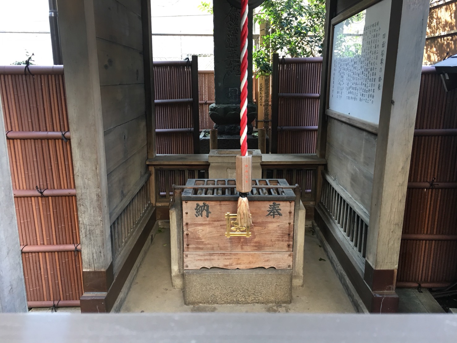【池袋駅】春爛漫!桜を見に行こう!池袋東口の満開コースの池袋駅前公園の稲荷神社2