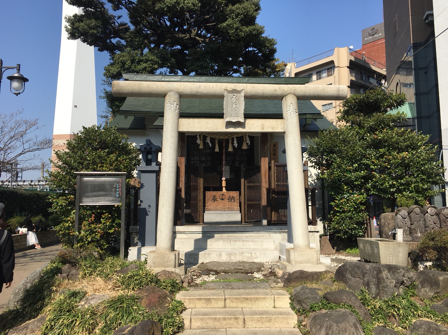 【池袋駅】春爛漫!桜を見に行こう!池袋東口の満開コースの池袋駅前公園の水天宮1