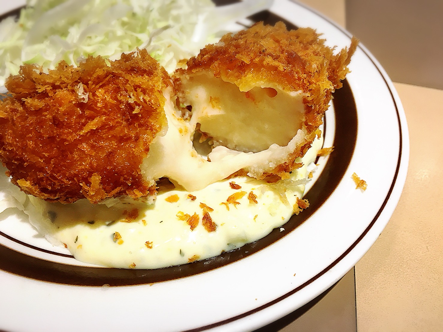 【大塚駅】安い多い飽きない美味しい「キッチンABC 南大塚店のカニクリームコロッケを割ったもの