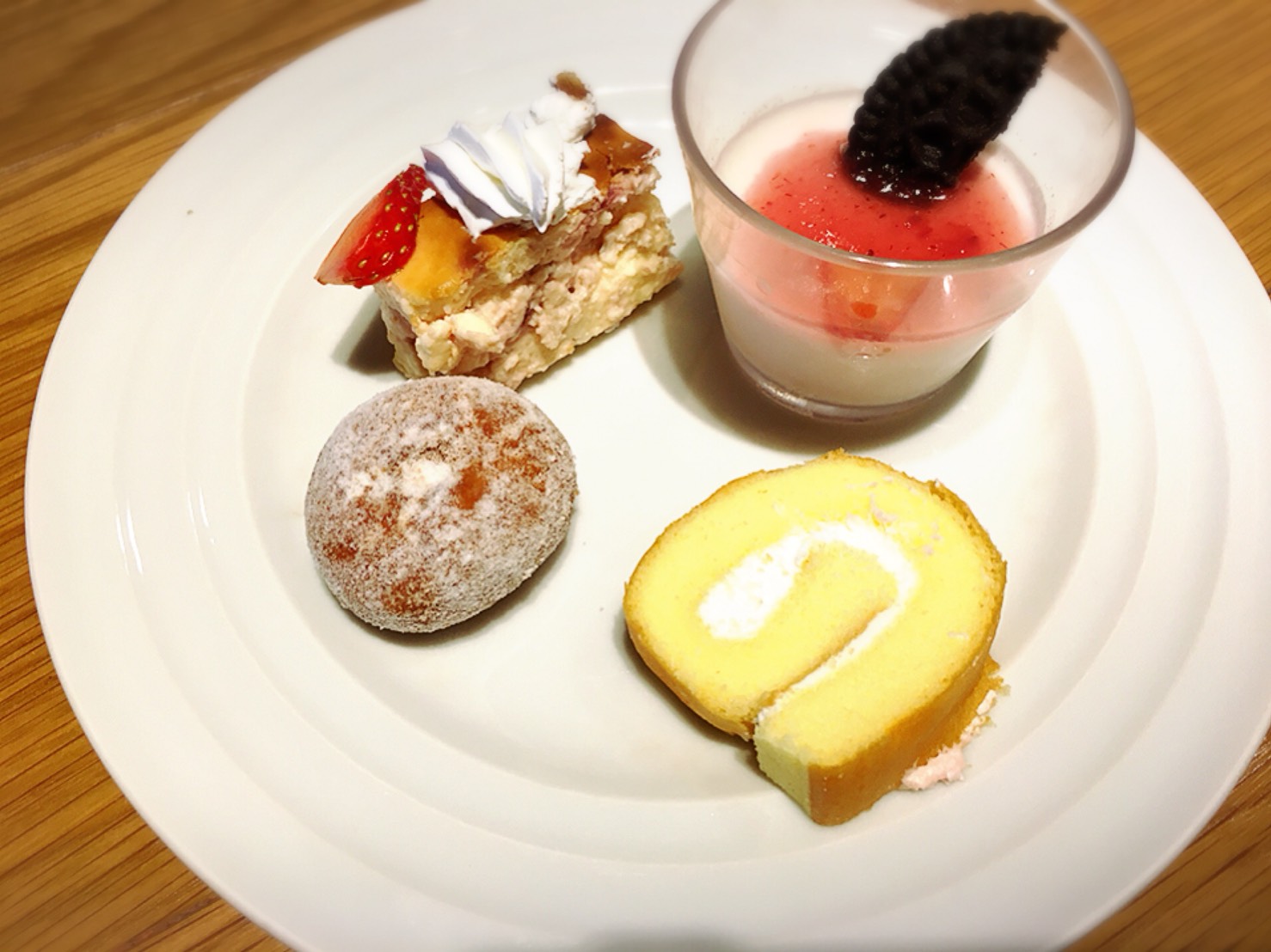 【池袋駅】東武百貨店の人気食べ放題「シュプリーム」モリモリ!のスイーツを食べる