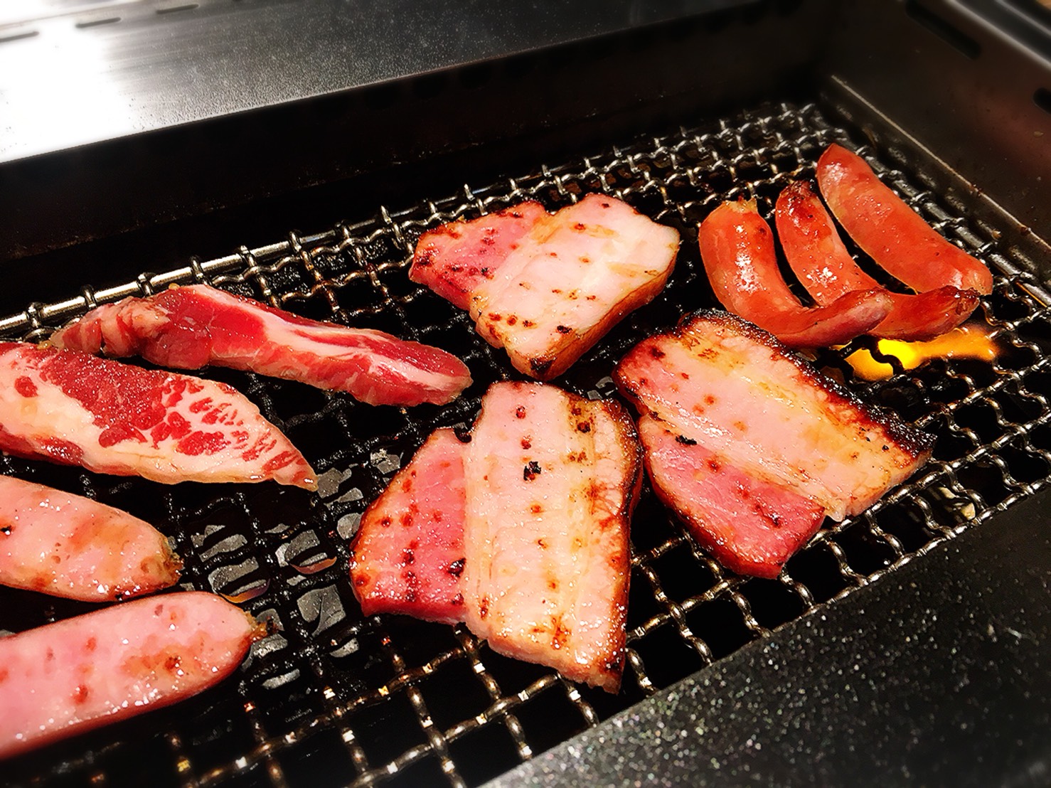 【池袋駅】ランチ1,980円で食べ放題やみつき!「焼肉叙庵」の厚切りベーコンとソーセージ