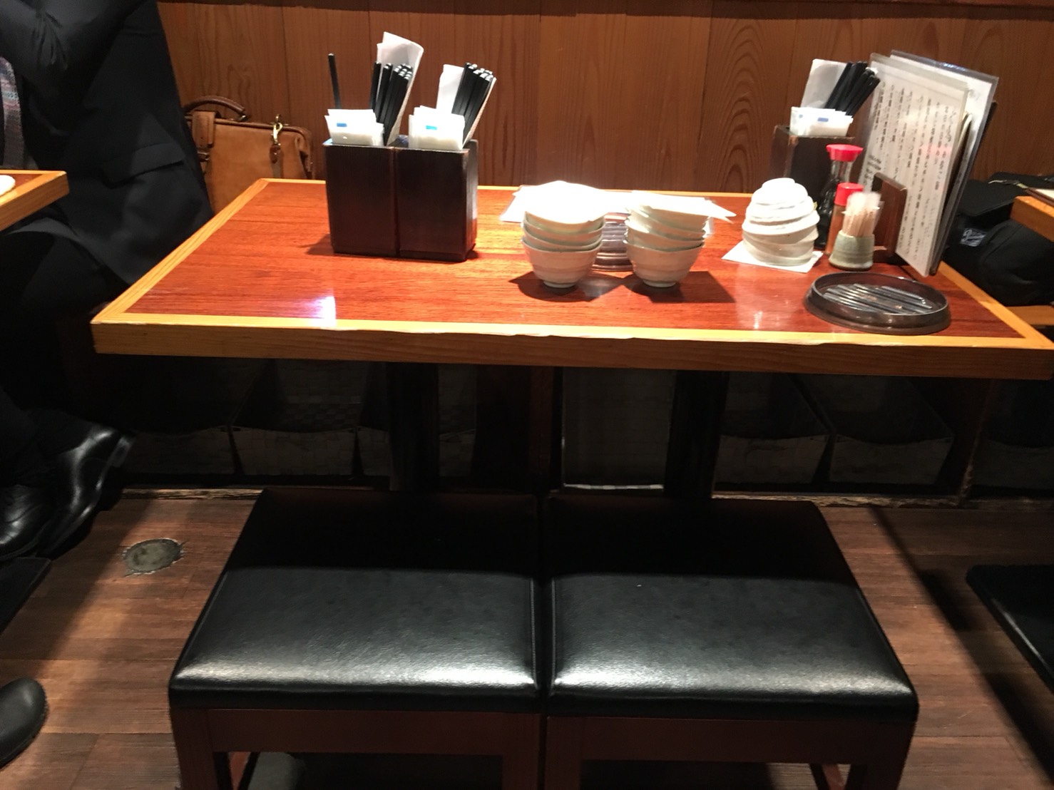 【大塚駅】1H1,000円飲み放題「てしごとや ふくの鳥 大塚店」のテーブル