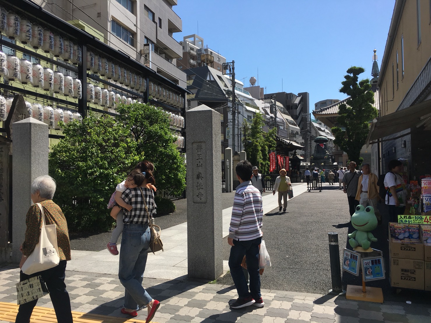 【巣鴨駅】賑わう巣鴨地蔵通り商店街をふらりお散歩〜の眞性寺入り口