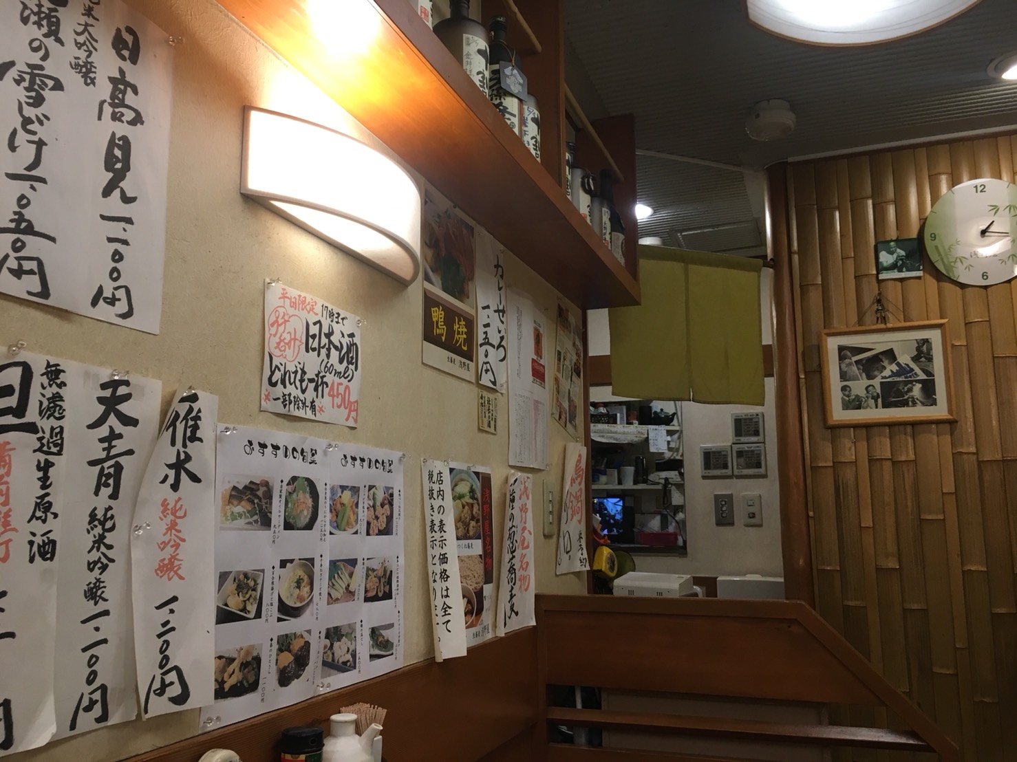 【池袋駅】生蕎麦とだし巻き玉子がしあわせ「浅野屋 池袋駅前本店」の店内の壁2