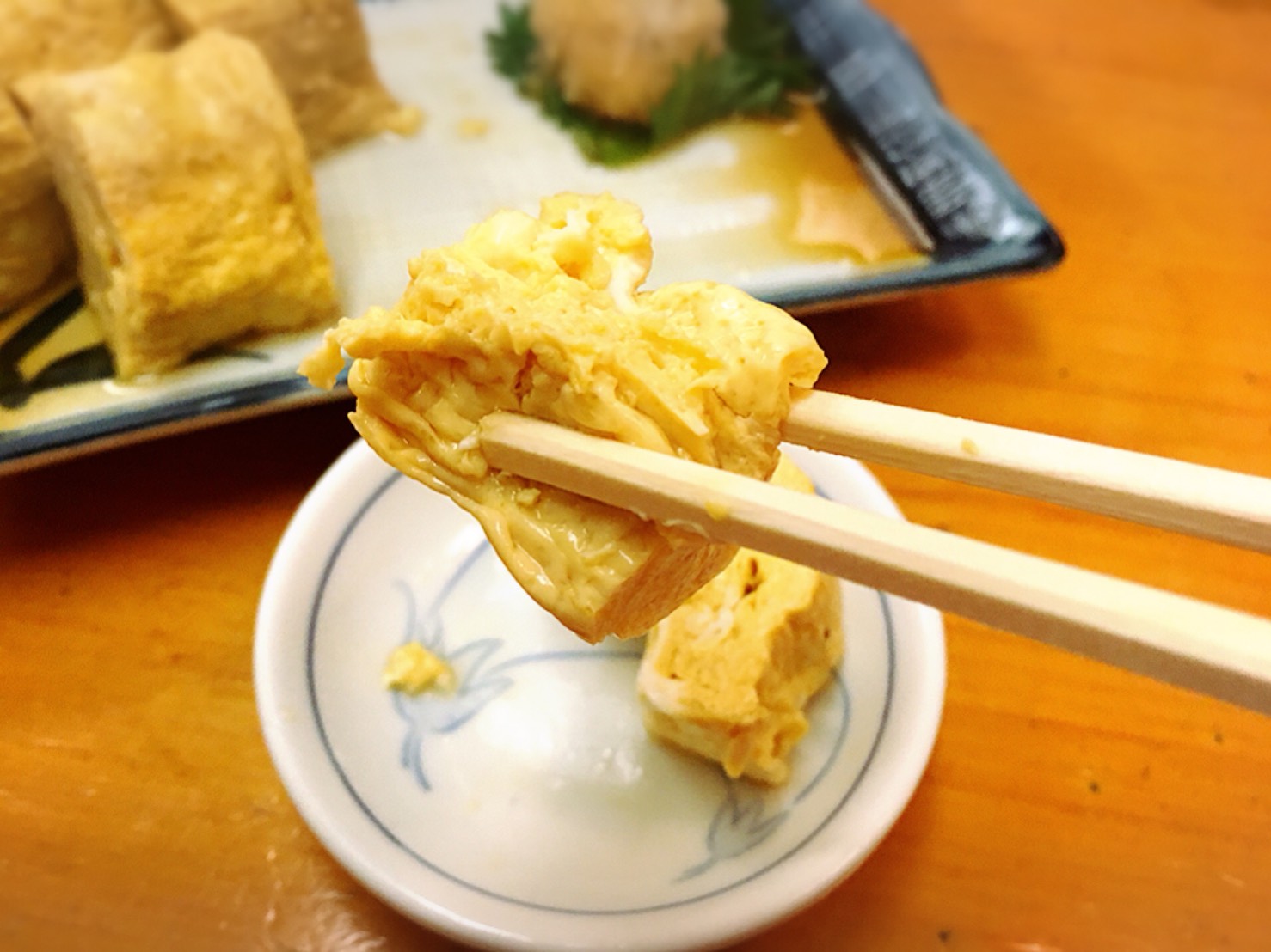【池袋駅】生蕎麦とだし巻き玉子がしあわせ「浅野屋 池袋駅前本店」のだし巻き玉子を一口