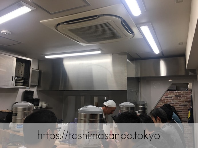【大塚駅】行列必至。シンプルだけどクセになる味が超人気。夫婦で営む「北大塚ラーメン」の店内