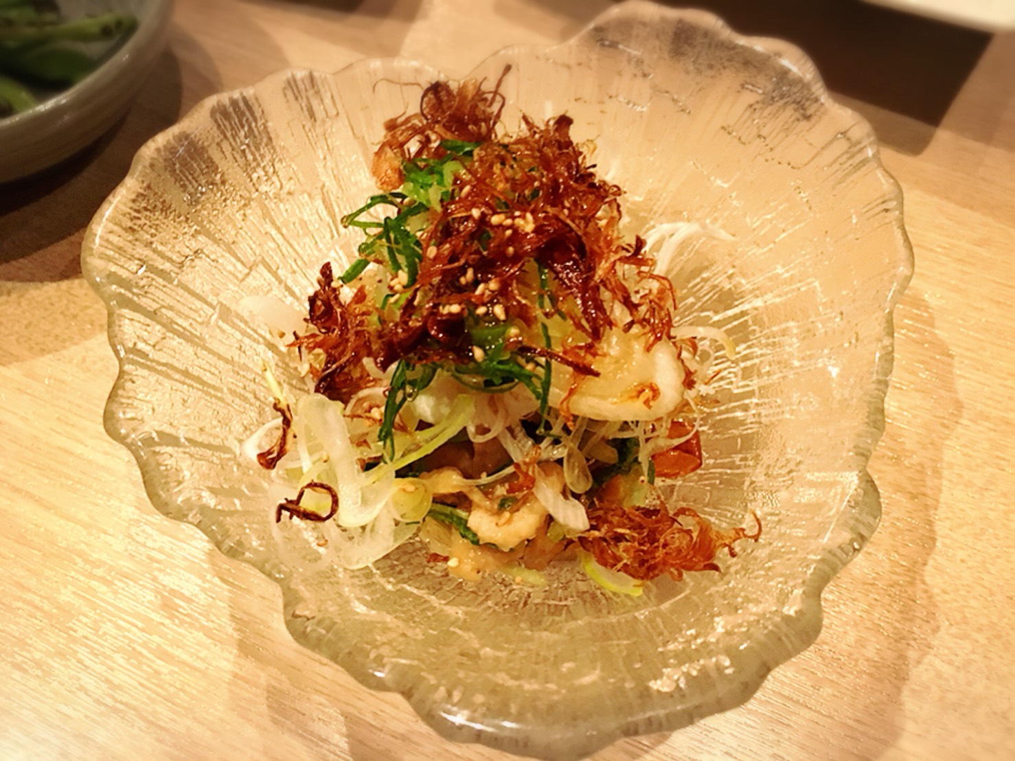 【池袋駅】少人数個室がイイ!九州料理の「TORI魚 池袋本店」の鶏皮ポン酢の葱まみれ