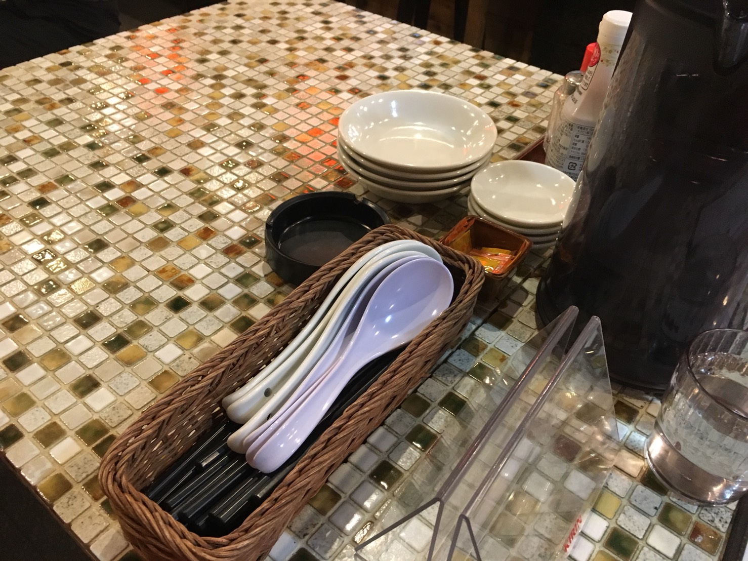 【大塚駅】新発見!美味しい焼売を堪能しよう!「野田焼売店 大塚店」のテーブル