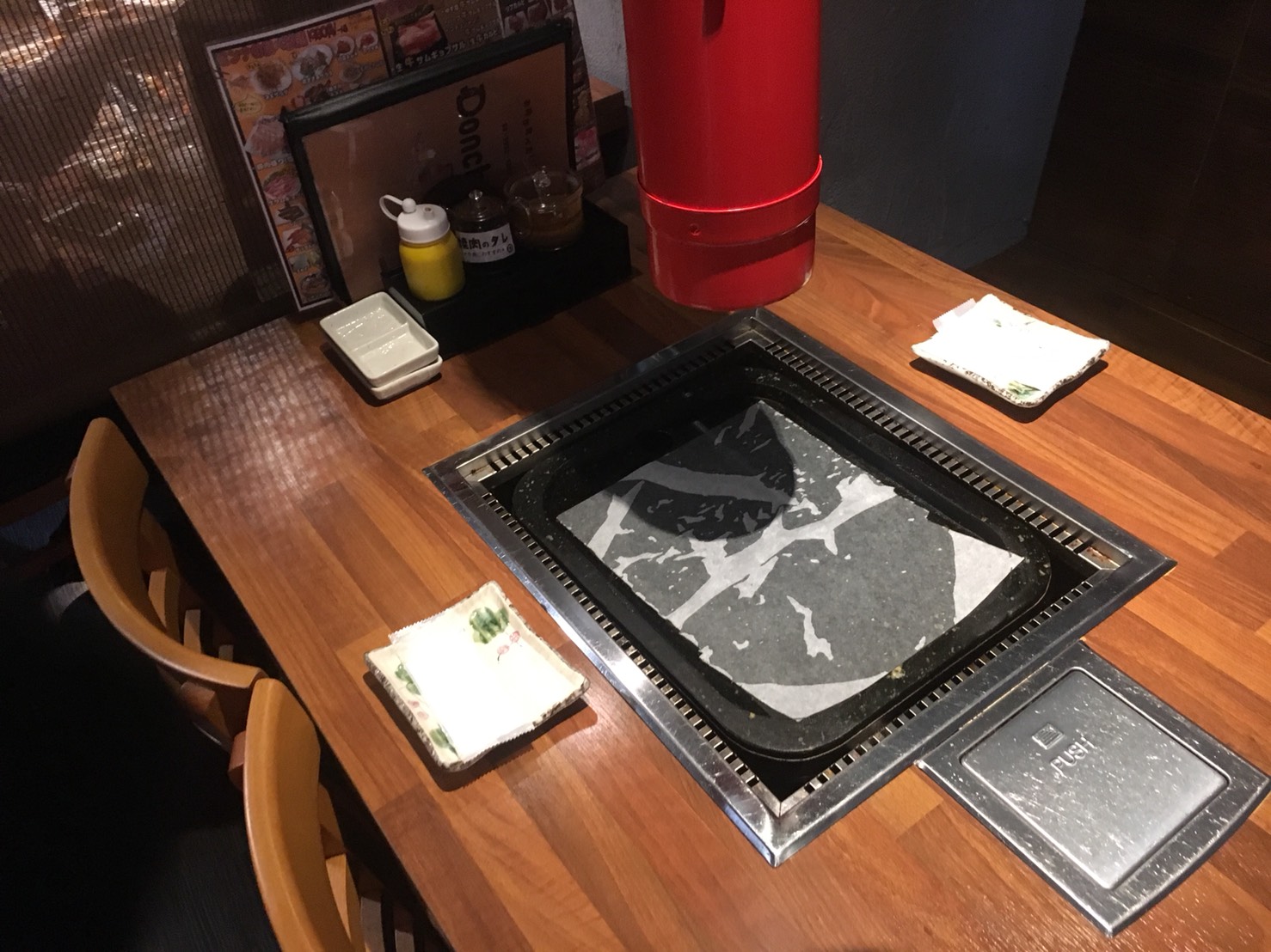 【池袋駅】満腹に食べまくりたいひと向け「Donchuya 池袋東口店」のテーブル