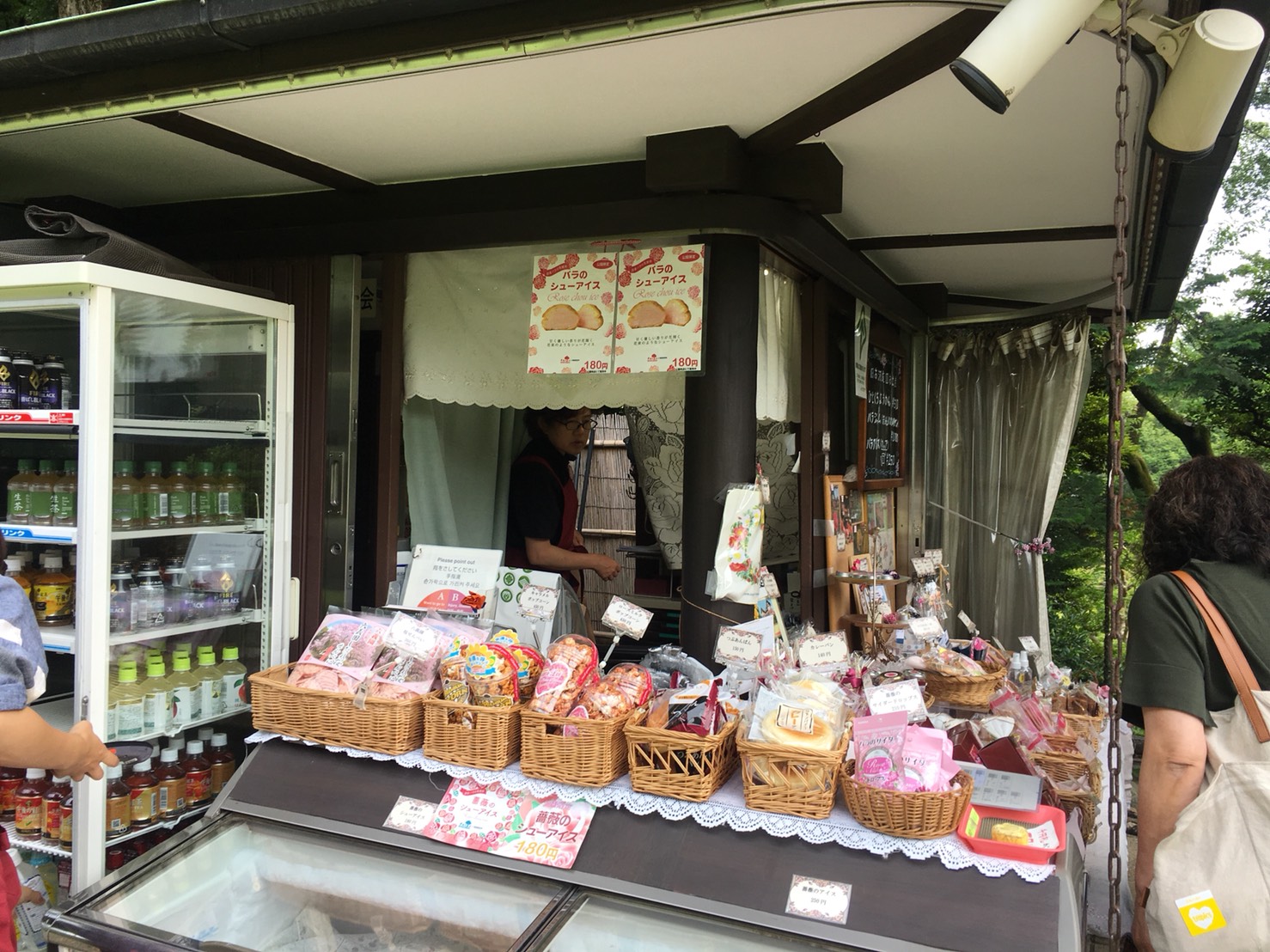 【上中里駅】バラが咲き誇る日英が混ざる庭園「旧古河庭園」の売店1