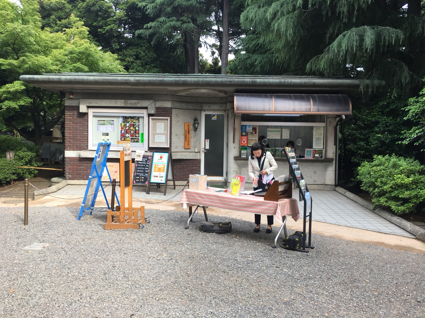 【上中里駅】バラが咲き誇る日英が混ざる庭園「旧古河庭園」のサービスセンター