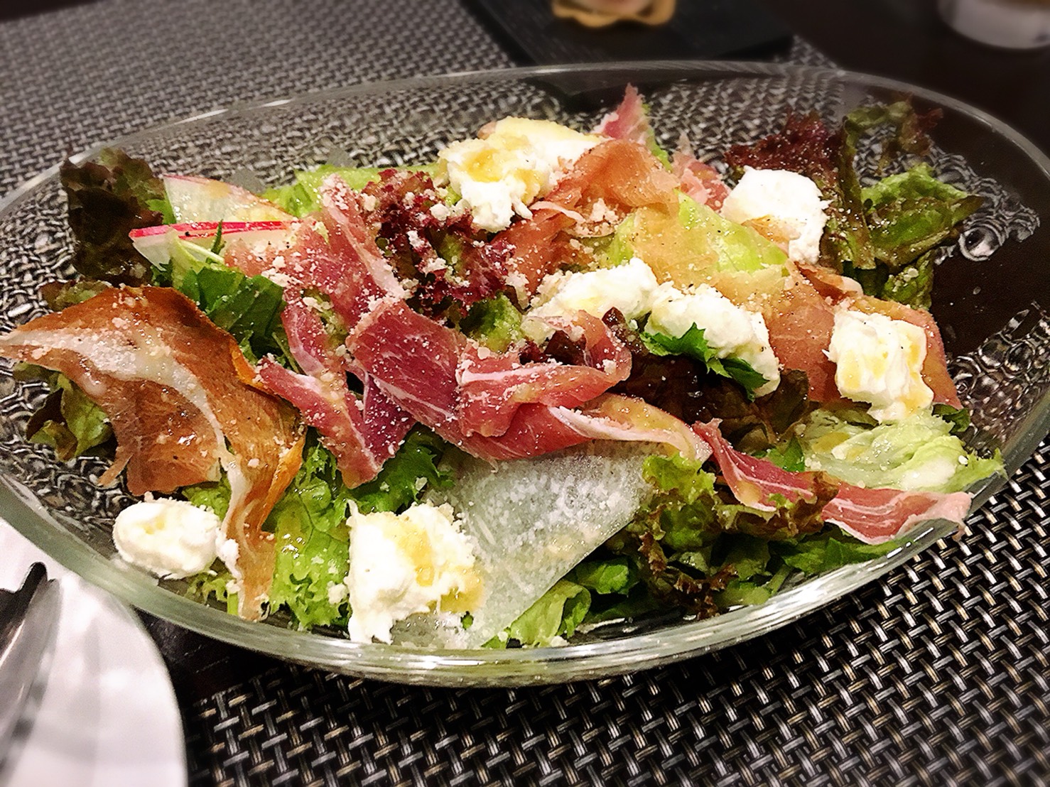 【池袋駅】リーズナブルなフレンチ&イタリアン「LAPLACE SONO 池袋店」の生ハムと水牛モッツァレラ、シェリービネガーのサラダ