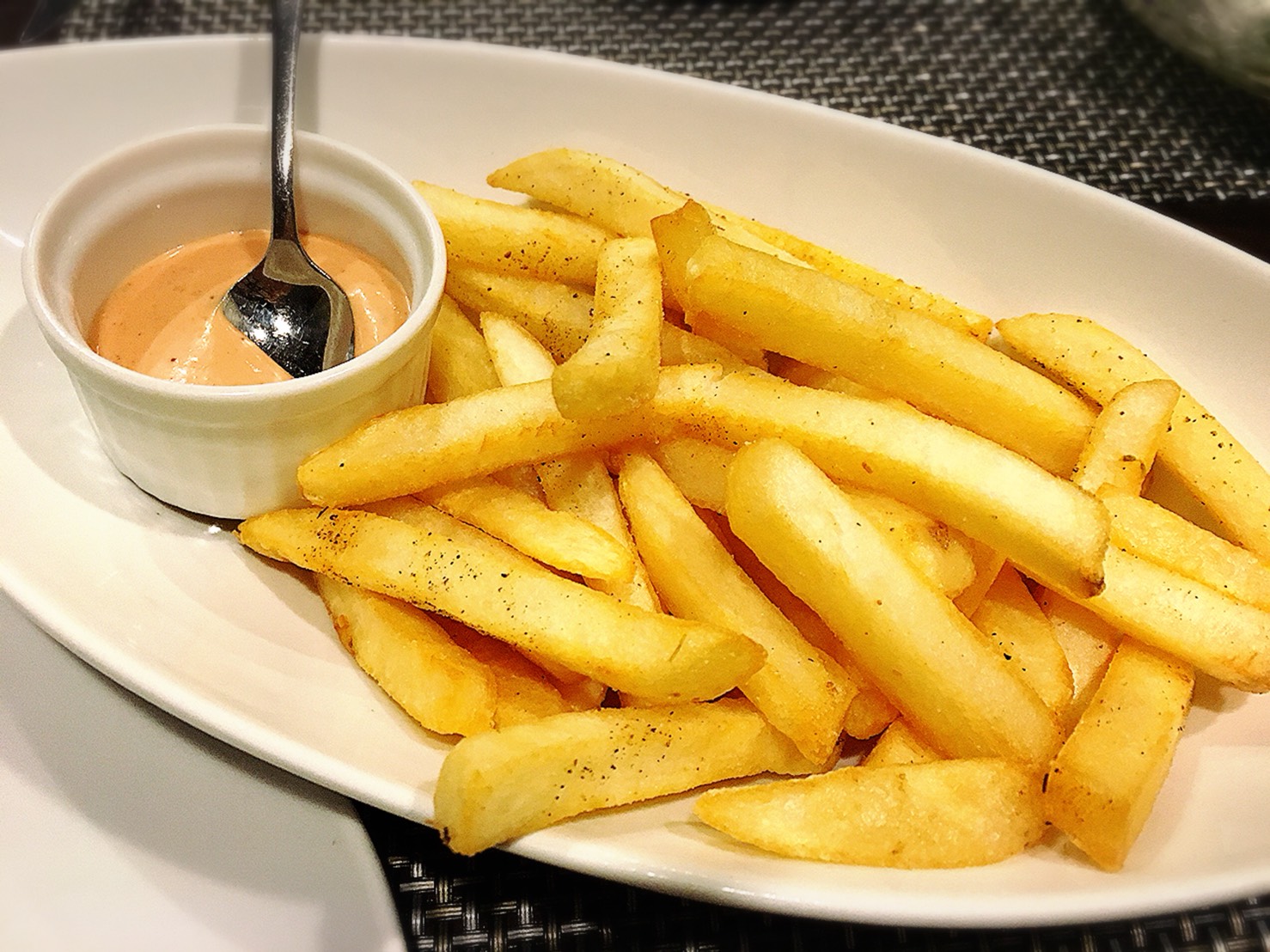 【池袋駅】リーズナブルなフレンチ&イタリアン「LAPLACE SONO 池袋店」のニューヨーク風ポテトフリッツBBQソース