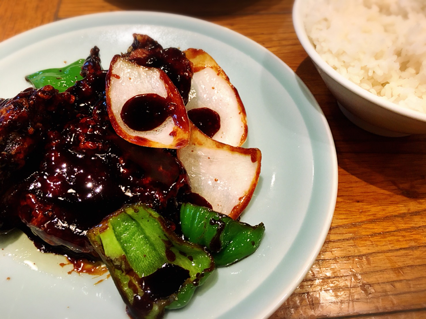 【大塚駅】迷走中?とても残念。旧富士ノ山食堂「万豚記」の黒酢の真っ黒酢豚
