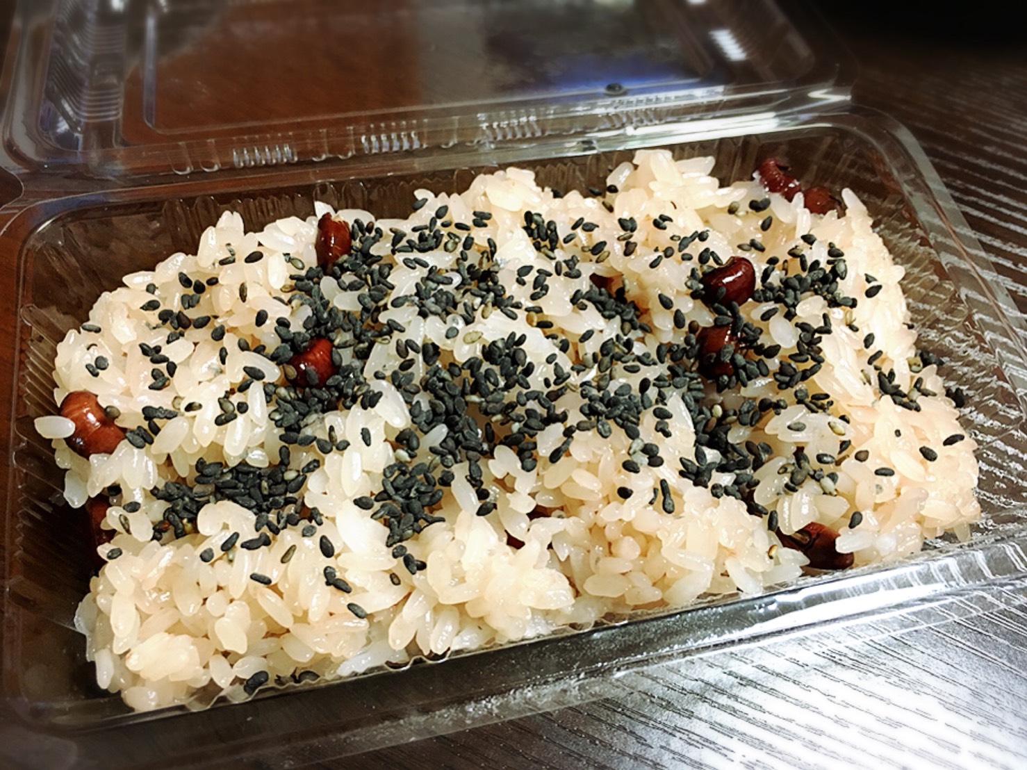 【大塚駅】もなか屋さん「千成もなか本舗」の200円のパンケーキのお赤飯胡麻をふった